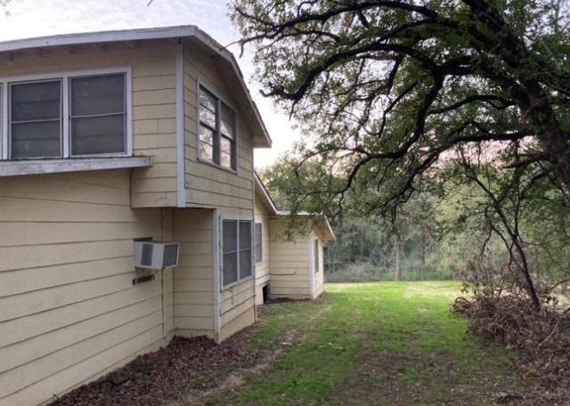 120 Center Creek DR, Floresville, TX 78114