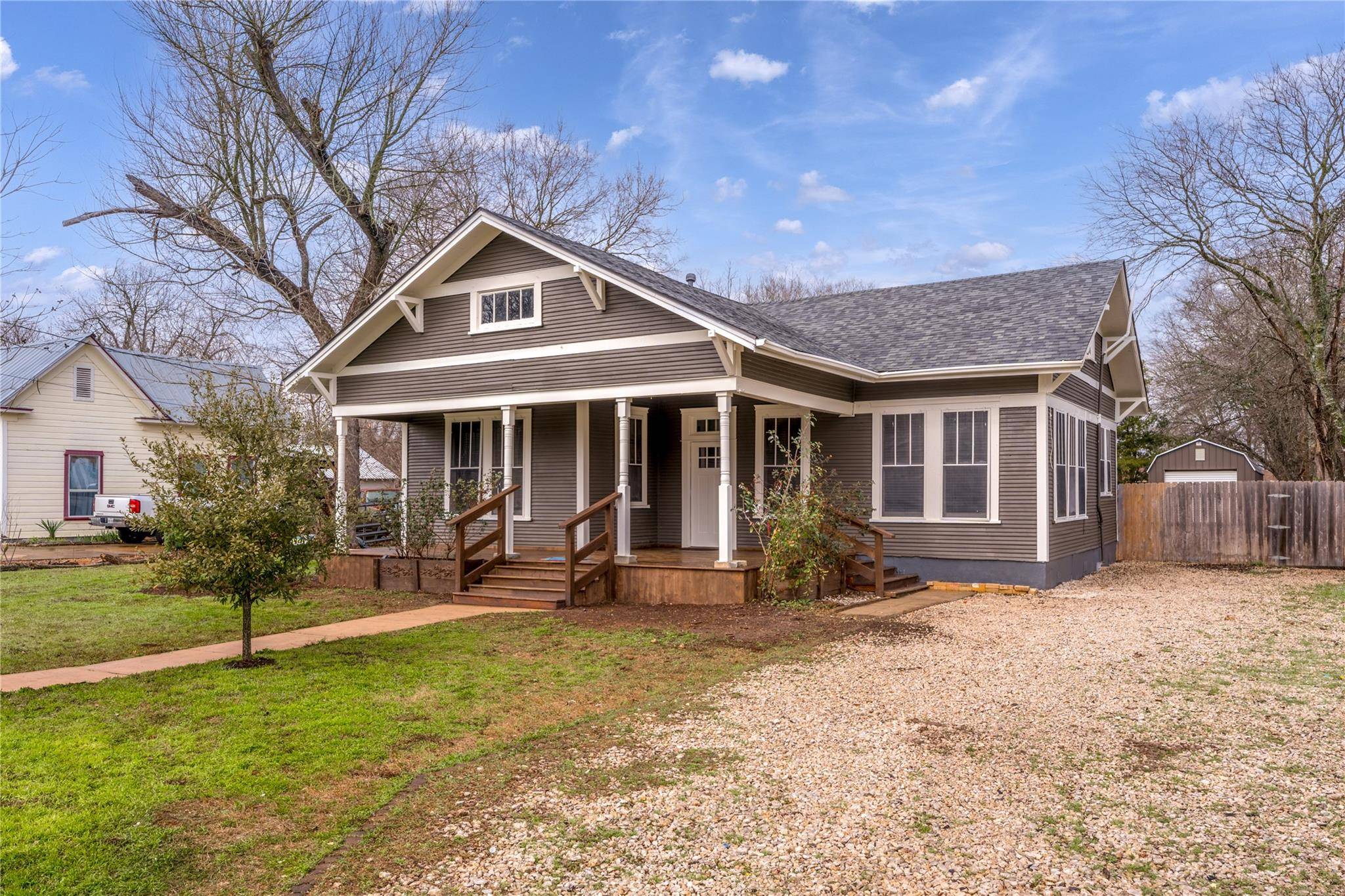 711 Bois Darc ST, Lockhart, TX 78644