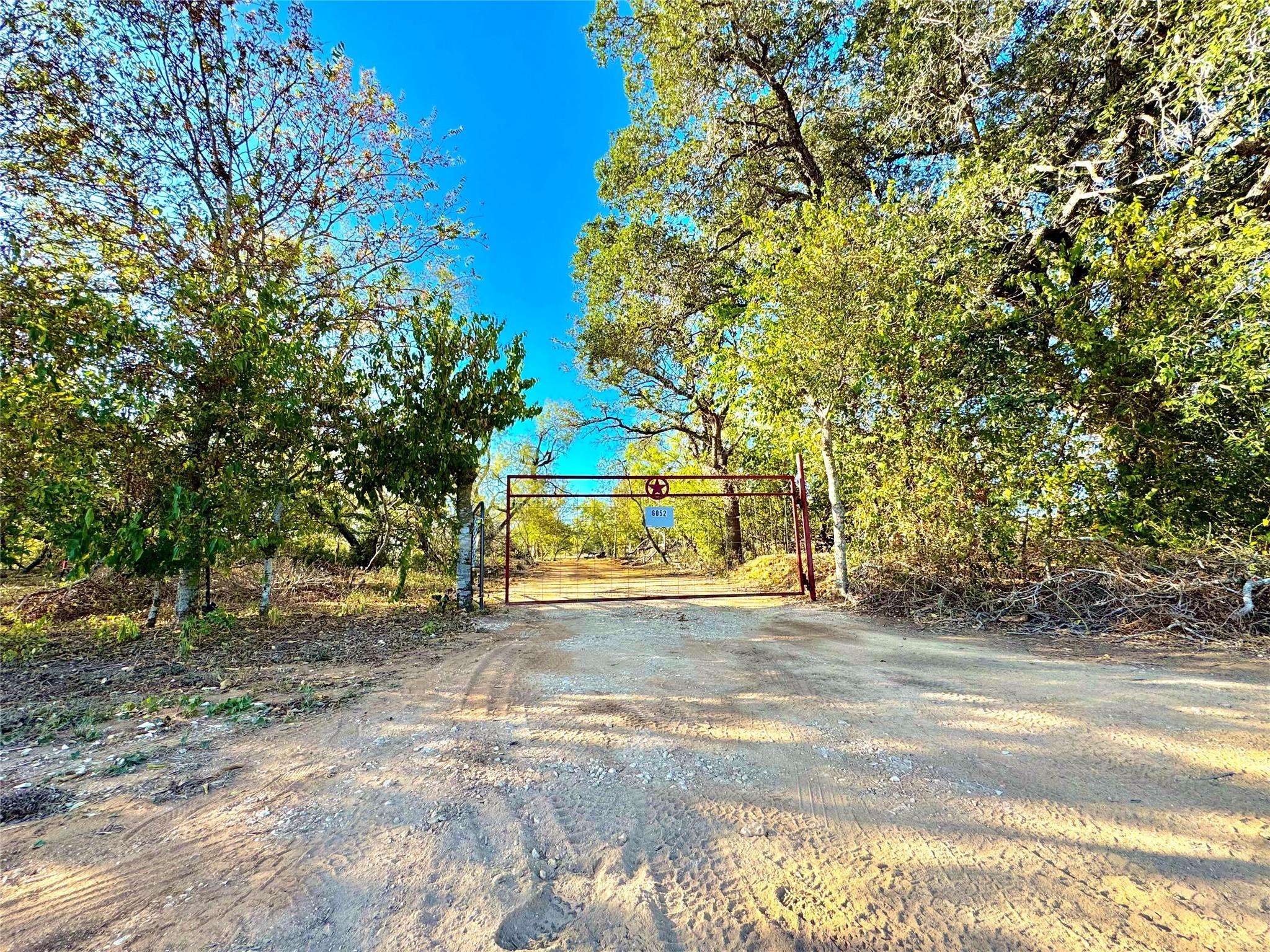 6052 Tenney Creek RD, Luling, TX 78648