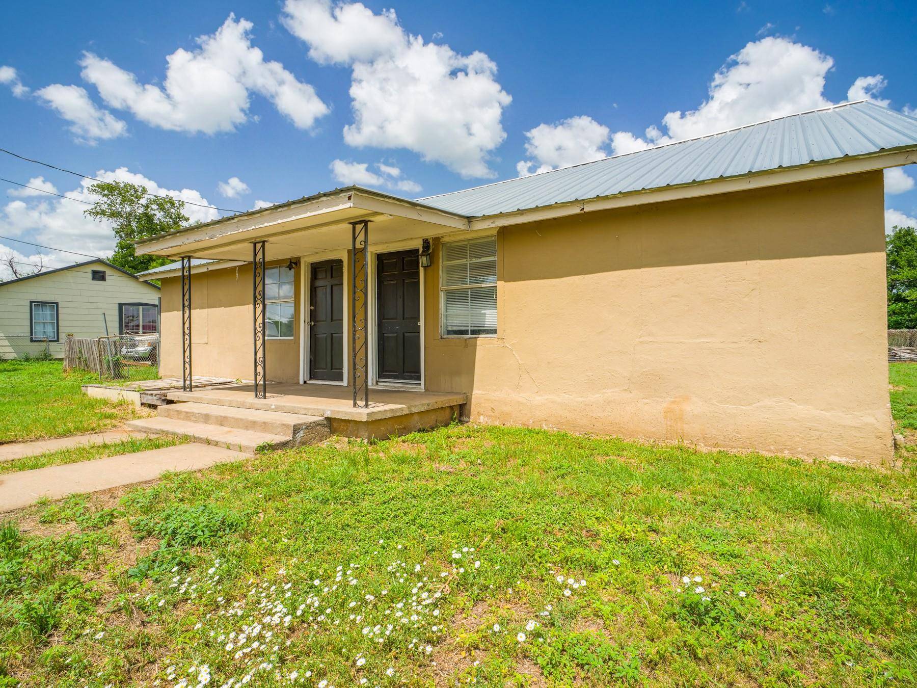 1004 Avon Ave, Llano, TX 78643