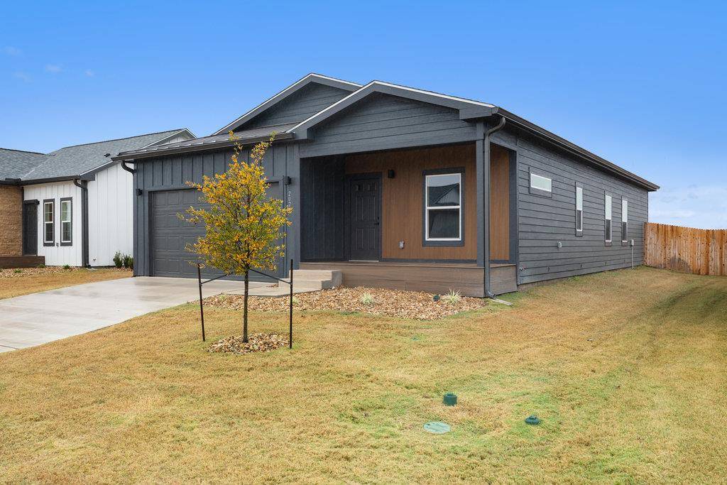 2027 Applewood DR, Lockhart, TX 78644