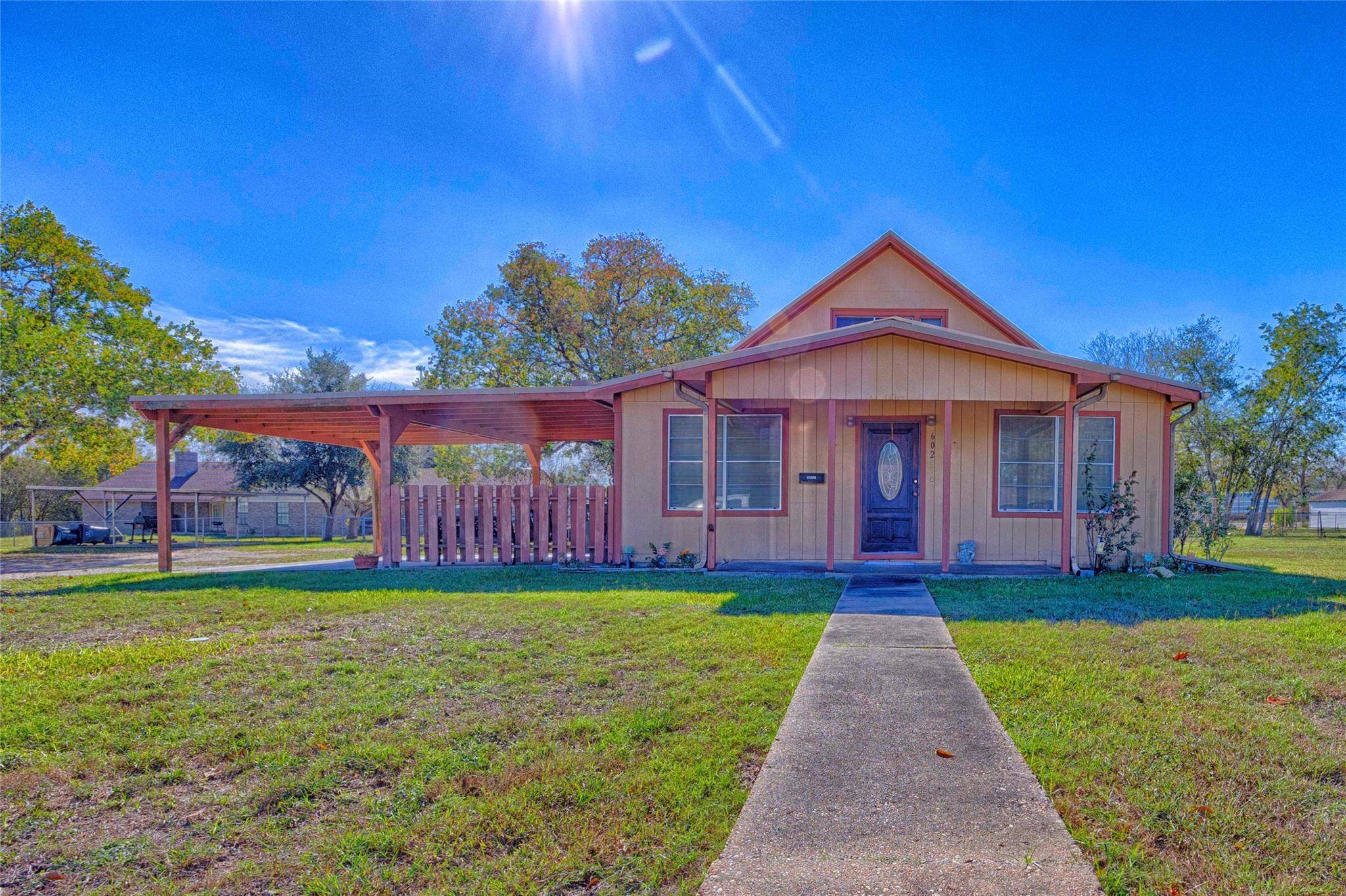 602 E Post Office ST, Weimar, TX 78962