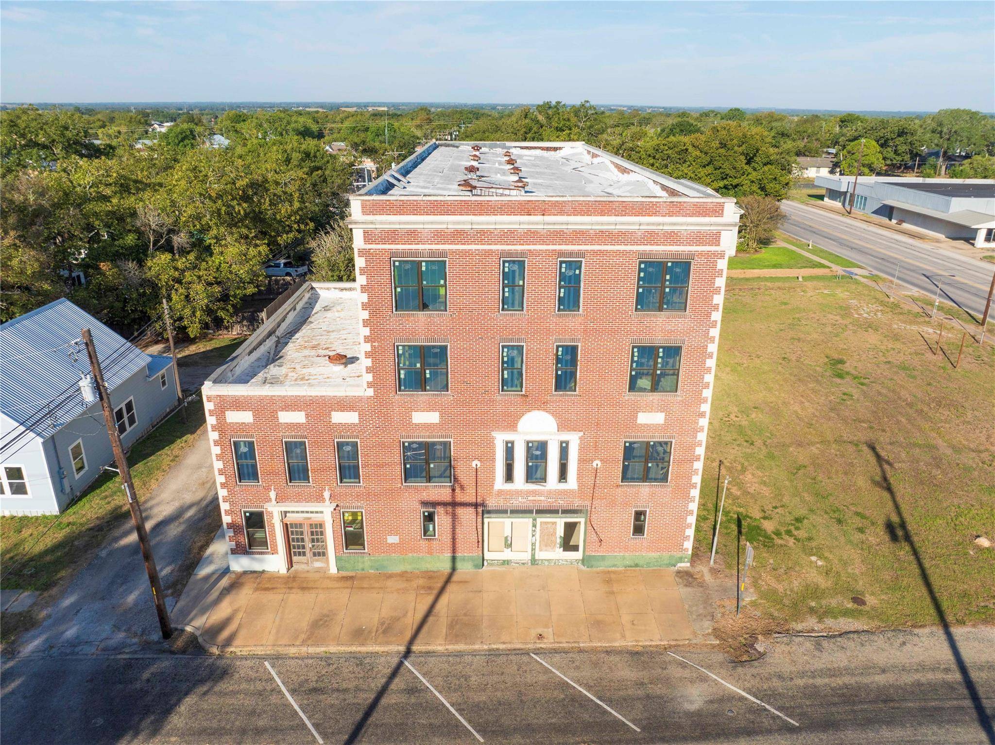 607 Lyons Ave, Schulenburg, TX 78956