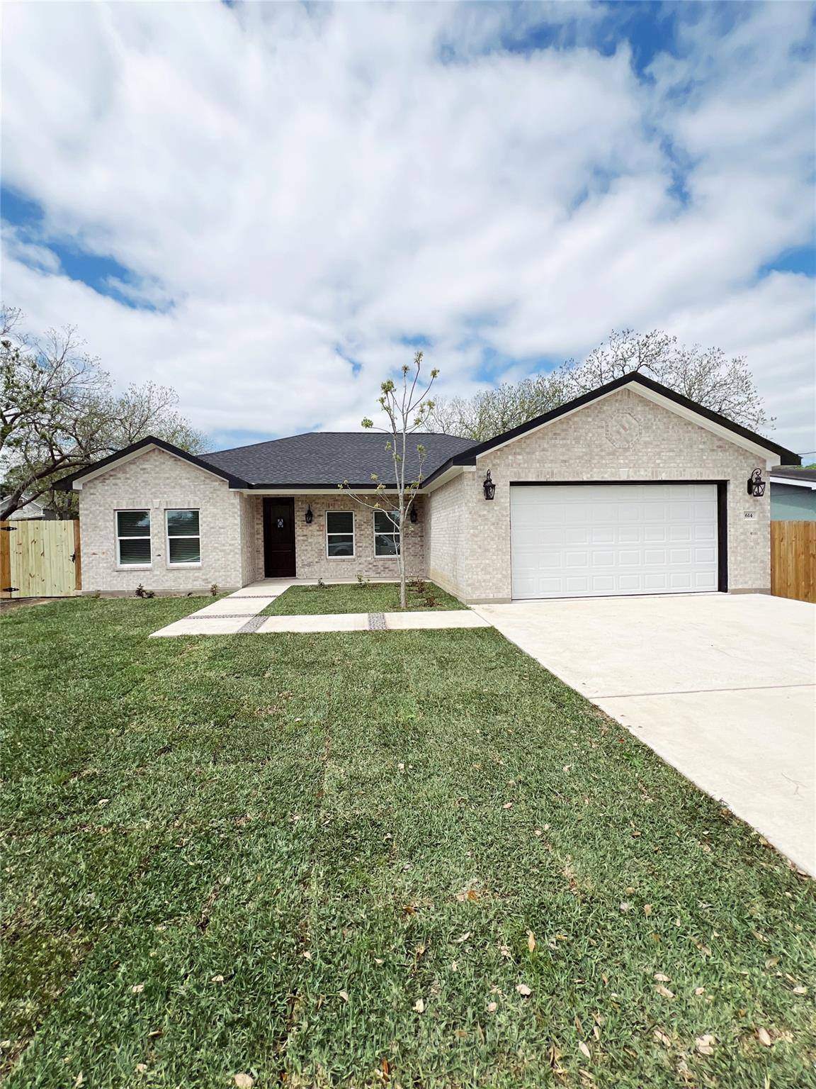 614 S Middle ST, Flatonia, TX 78941
