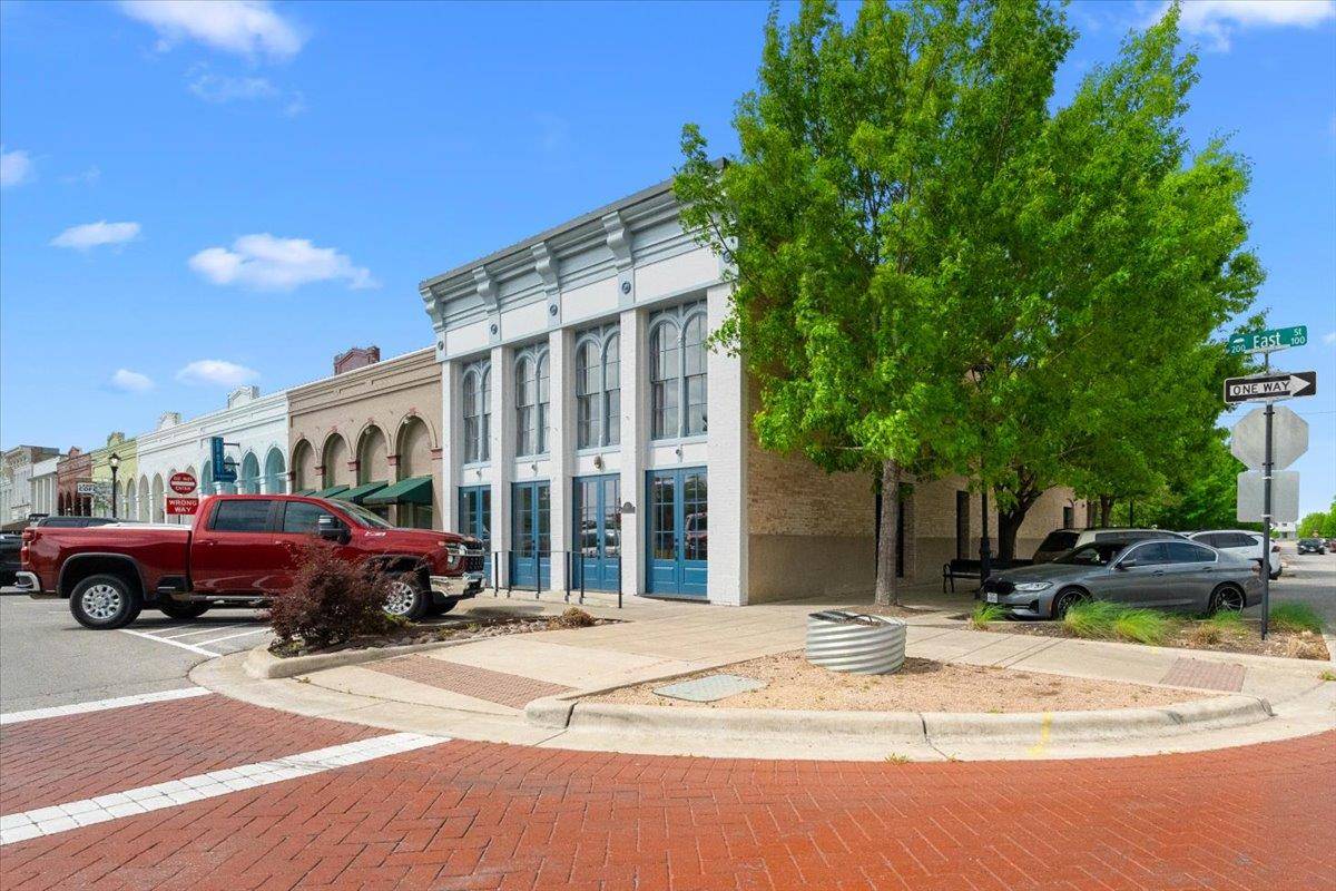 117 East ST #200, Hutto, TX 78634