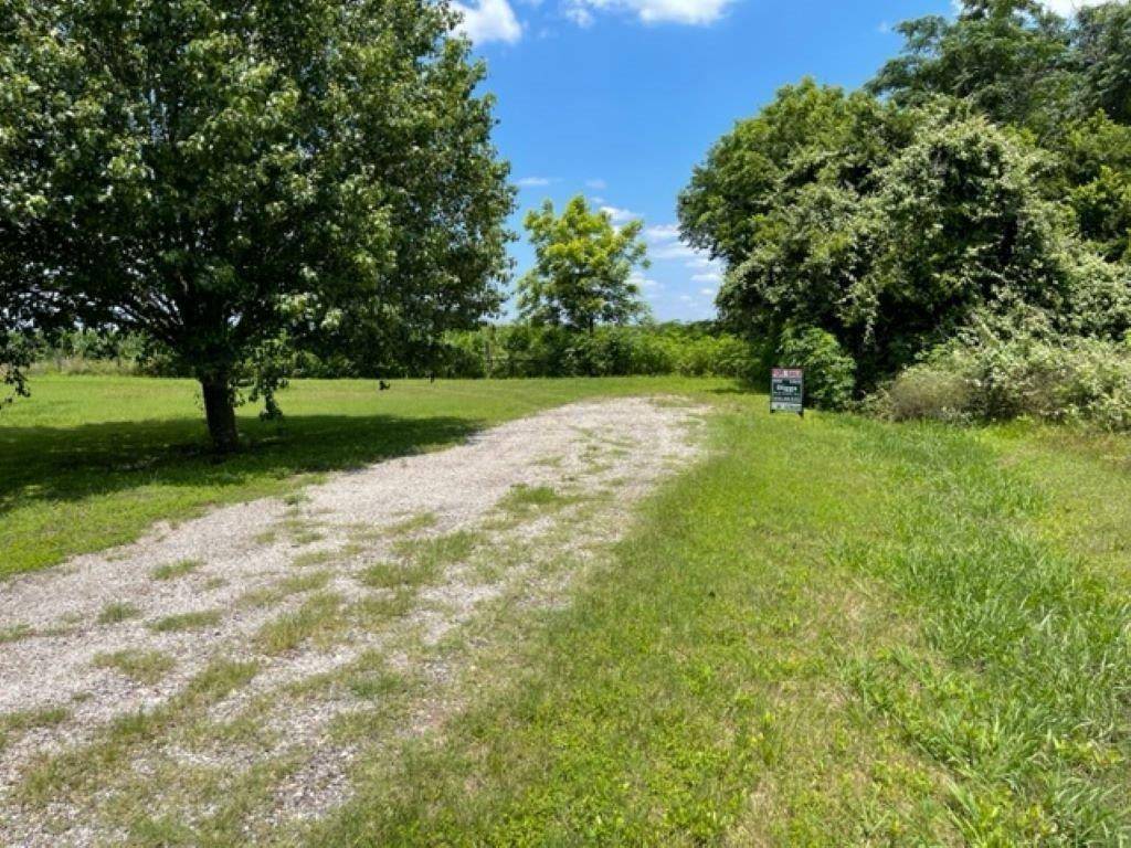 741 Muzny LN, La Grange, TX 78945