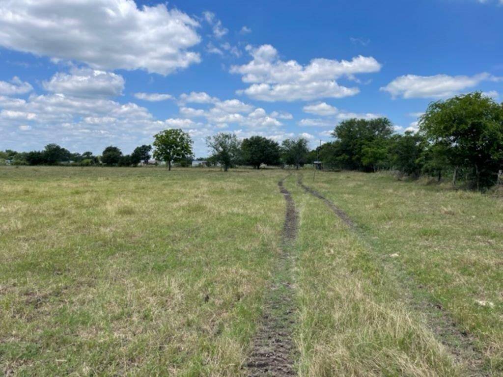 741 Muzny LN, La Grange, TX 78945