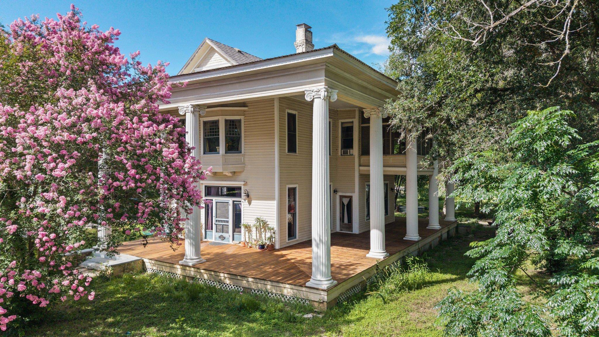 124 N Hamilton ST, Gonzales, TX 78629