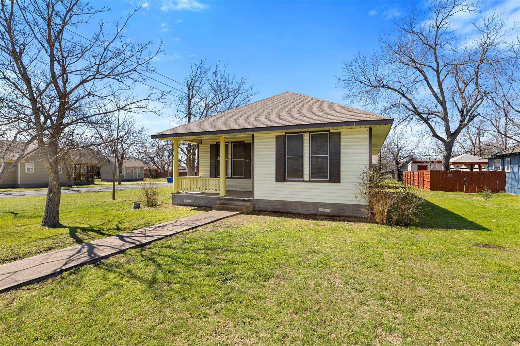 303 Vernon ST, Taylor, TX 76574