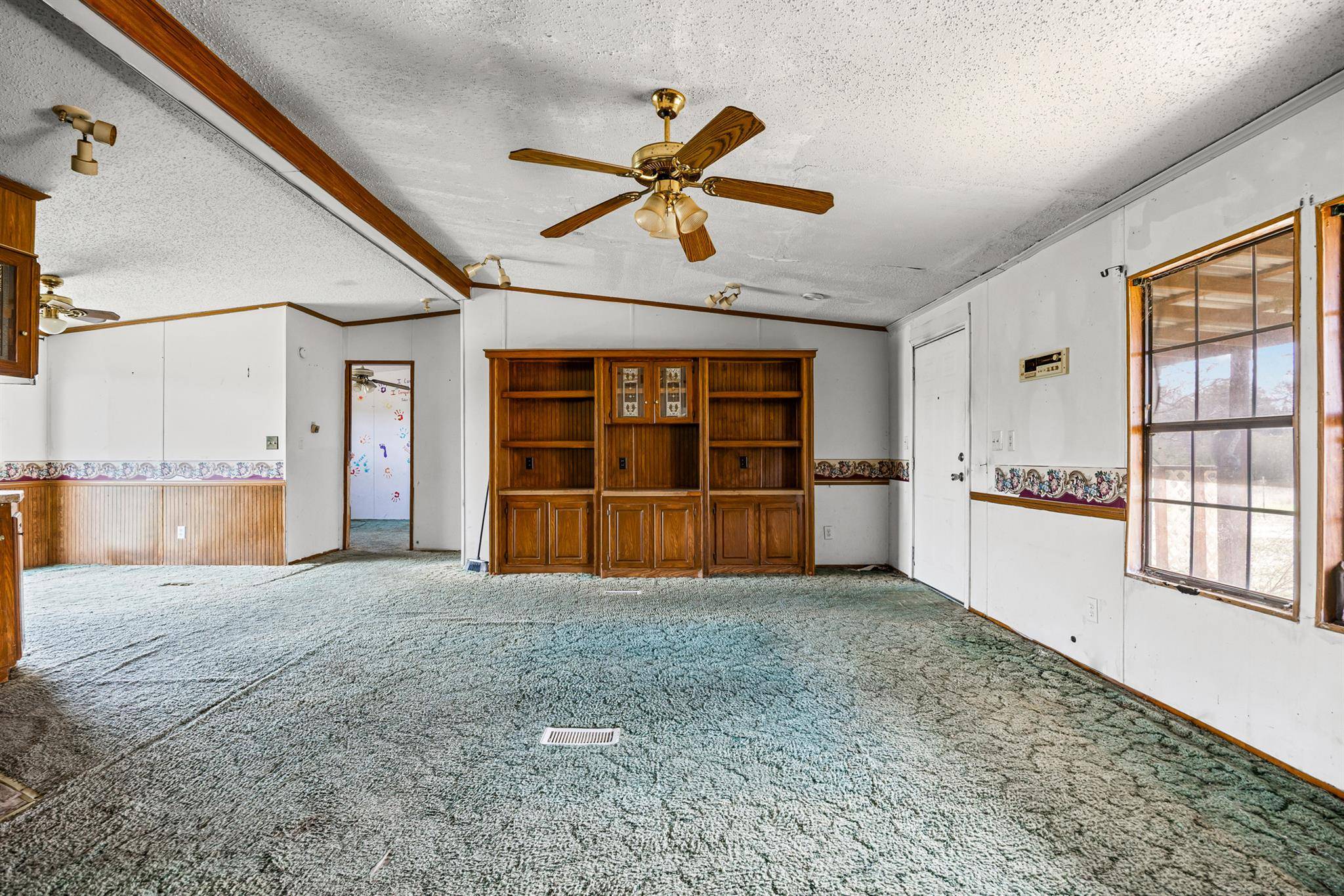 250 McDuffy LN, West Point, TX 78963