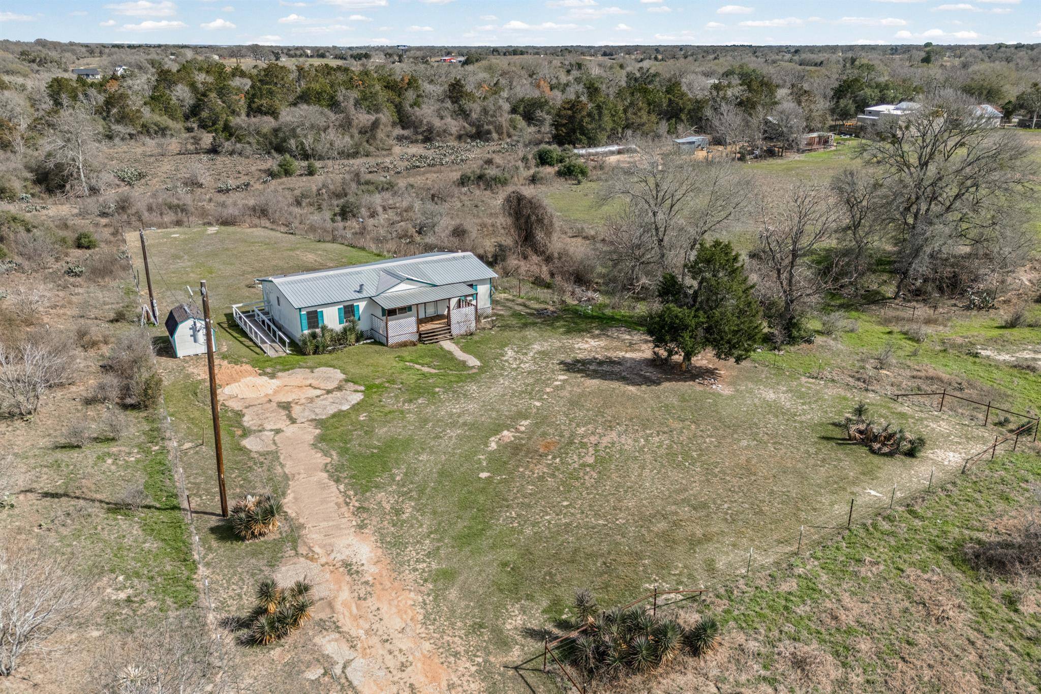 250 McDuffy LN, West Point, TX 78963