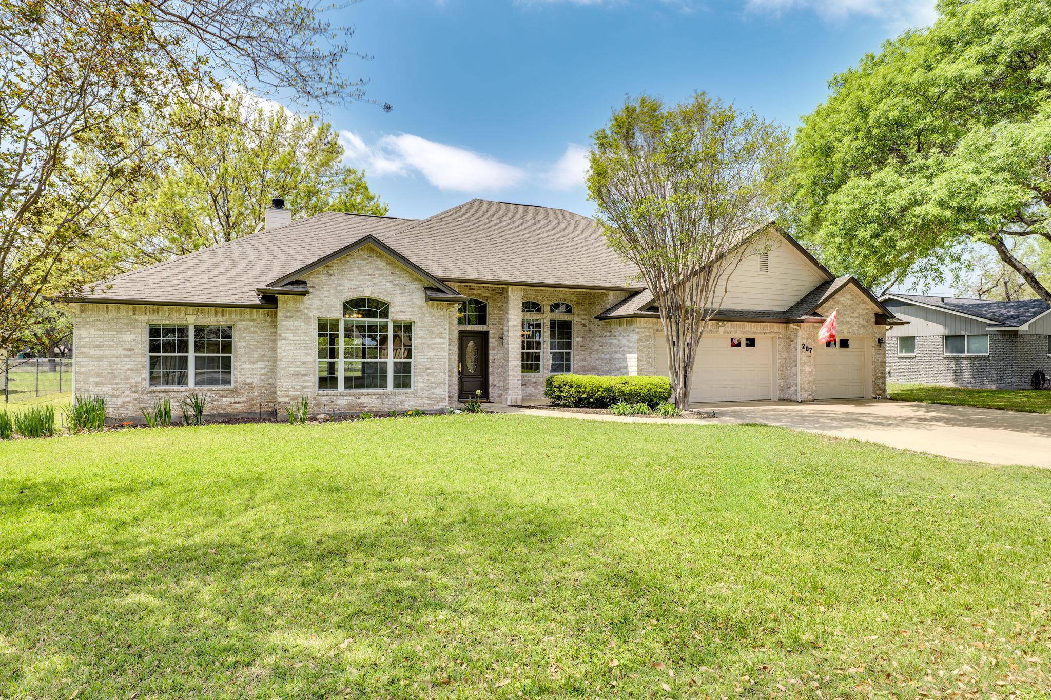 207 Flamingo CIR, Highland Haven, TX 78654