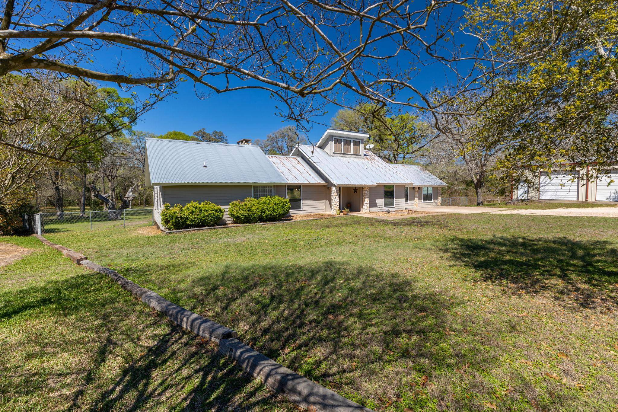 12 Creekwood DR, Schulenburg, TX 78956