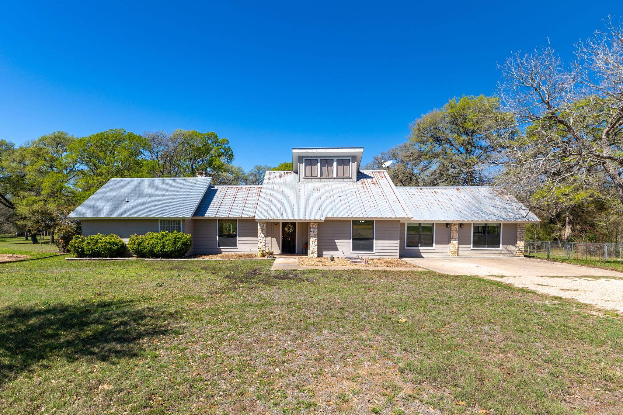 12 Creekwood DR, Schulenburg, TX 78956