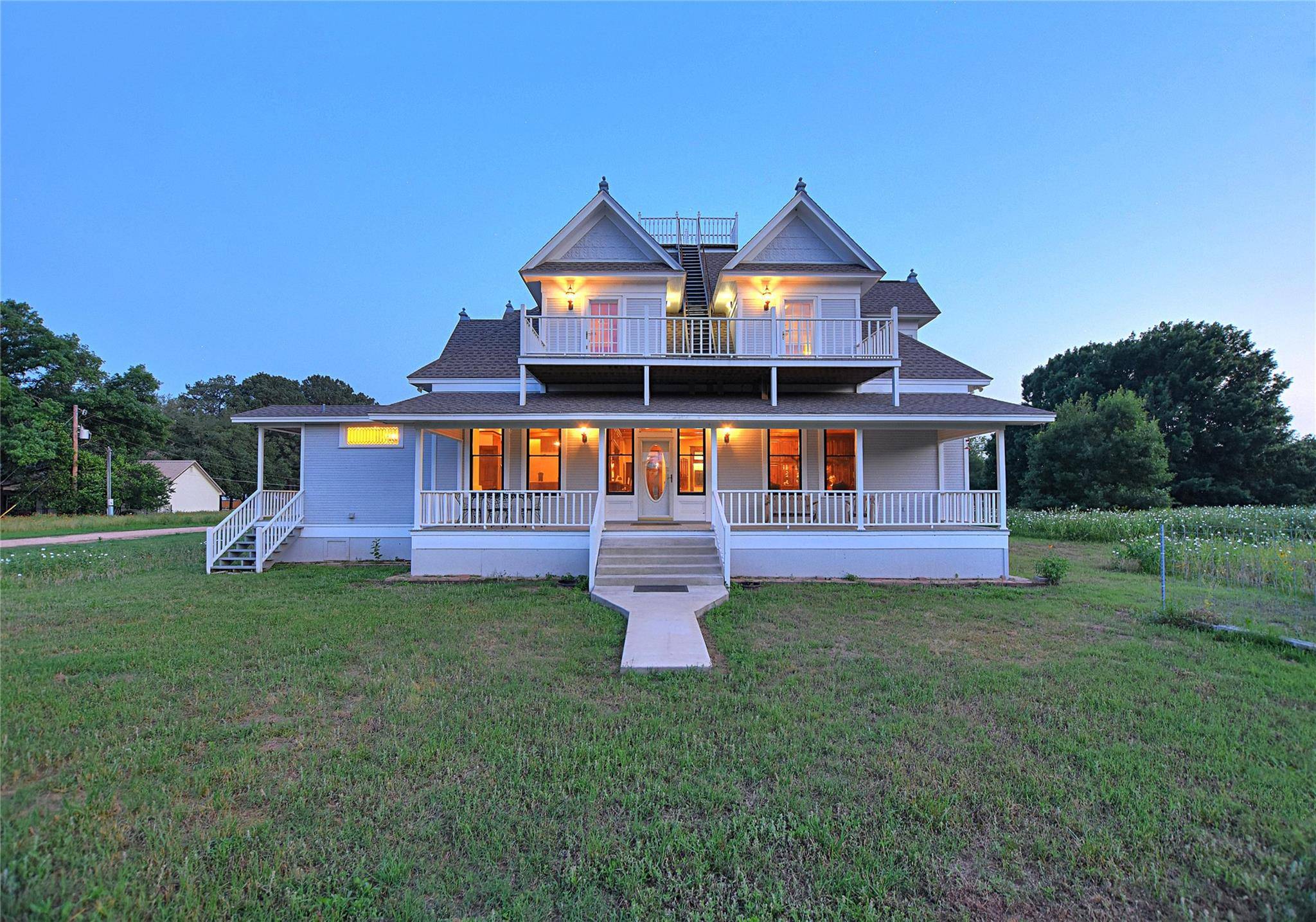 807 Colorado DR, Smithville, TX 78957