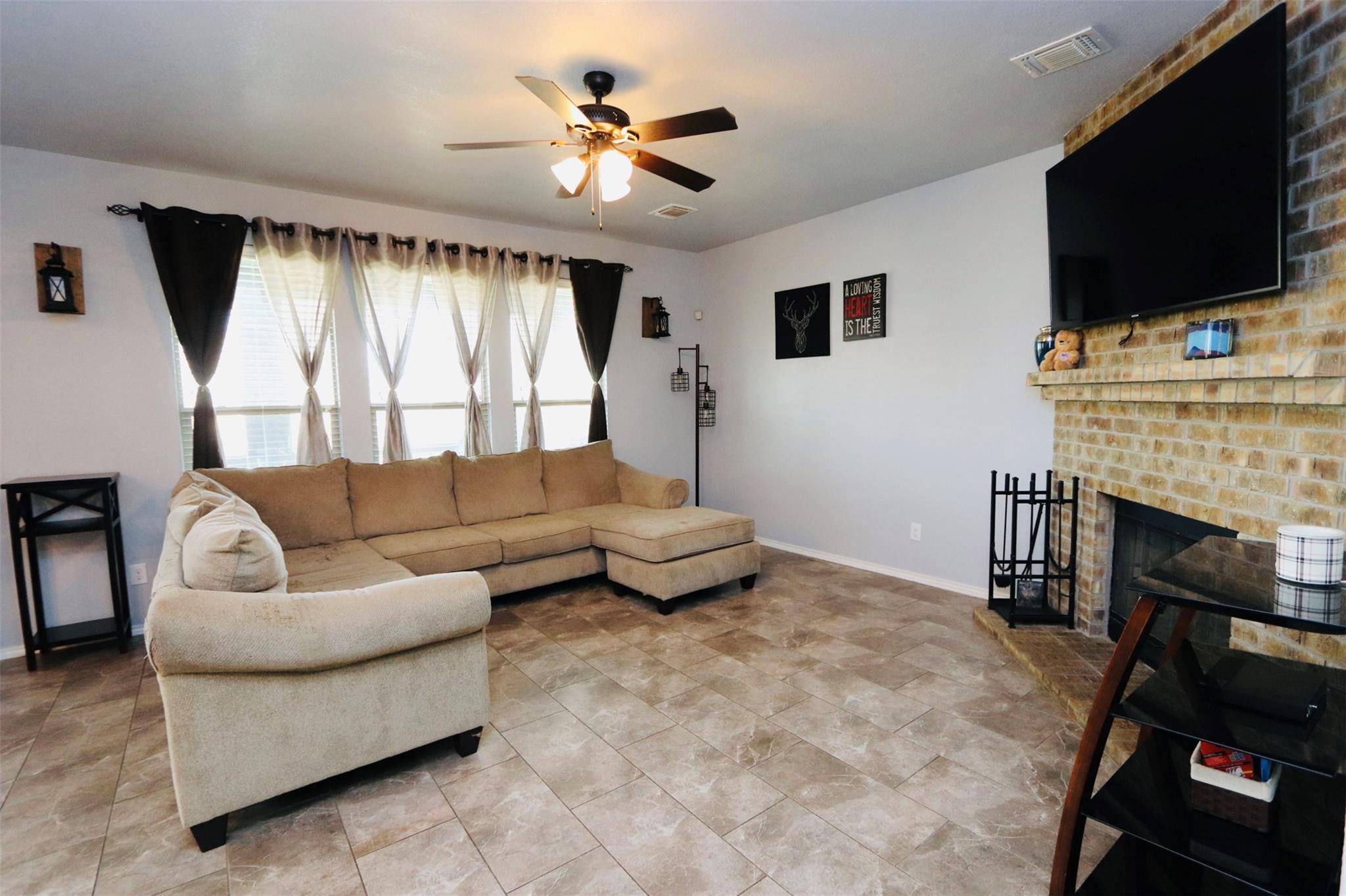 1712 Uhland DR, Leander, TX 78641