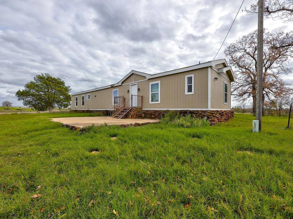 599 Rocky Ridge LN, Luling, TX 78648