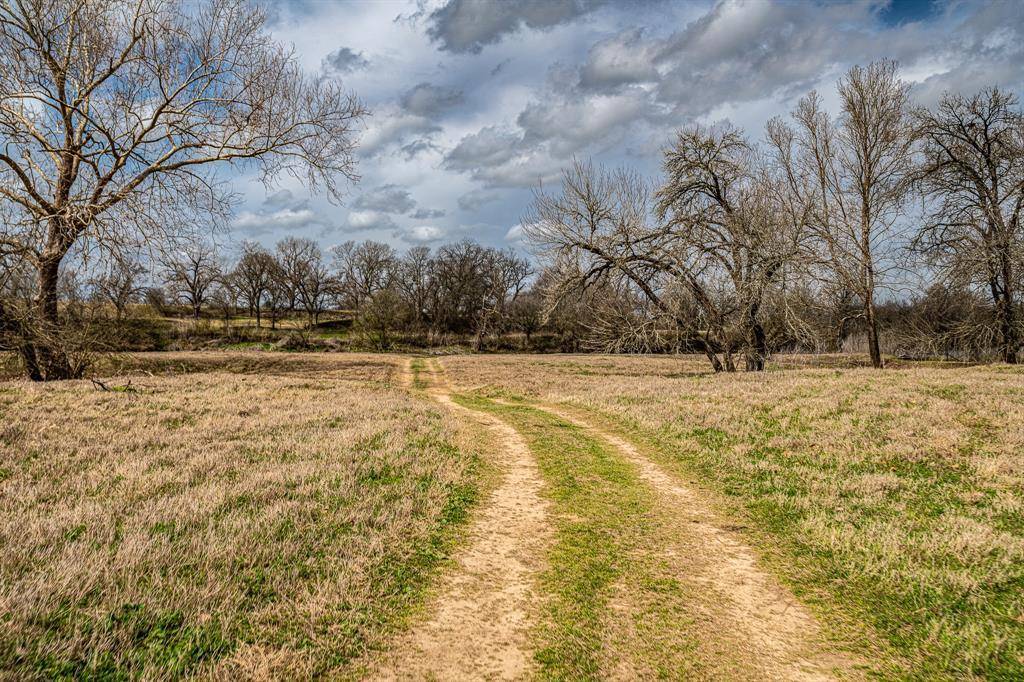 121 Mechelle ST, Smithville, TX 78957
