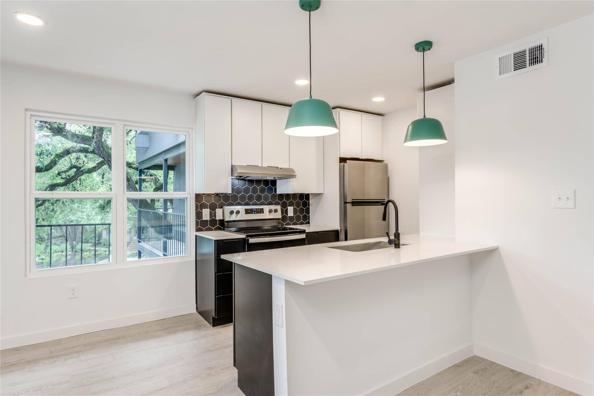 513 Pecan Grove RD #102, Austin, TX 78704