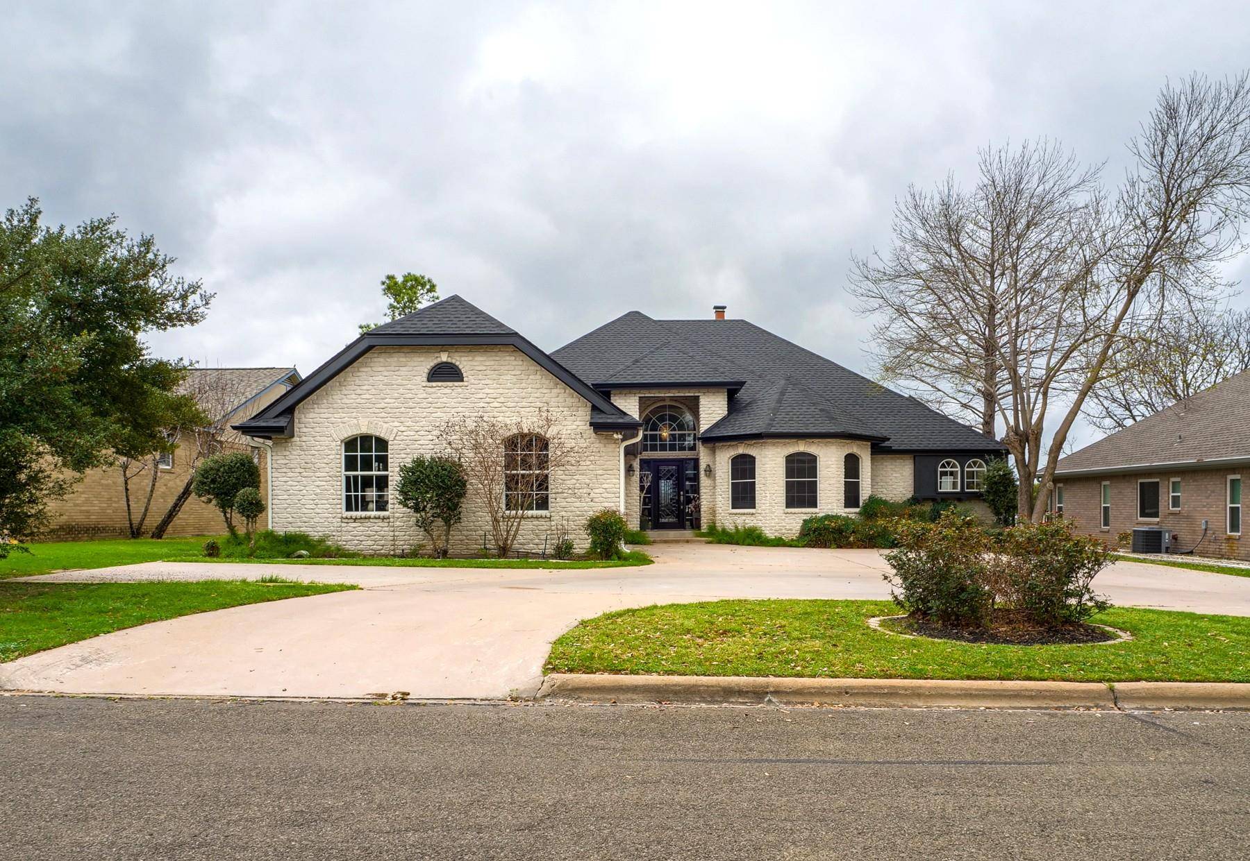 415 Saint Andrews ST, Meadowlakes, TX 78654