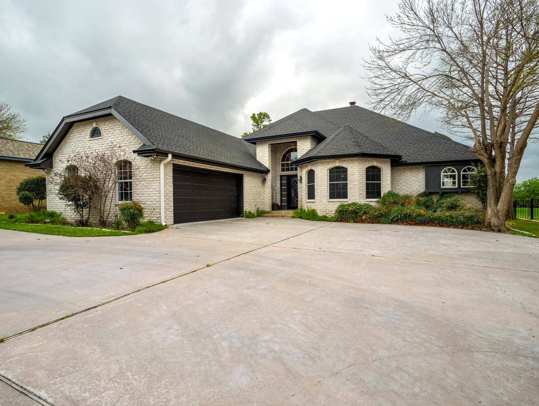 415 Saint Andrews ST, Meadowlakes, TX 78654