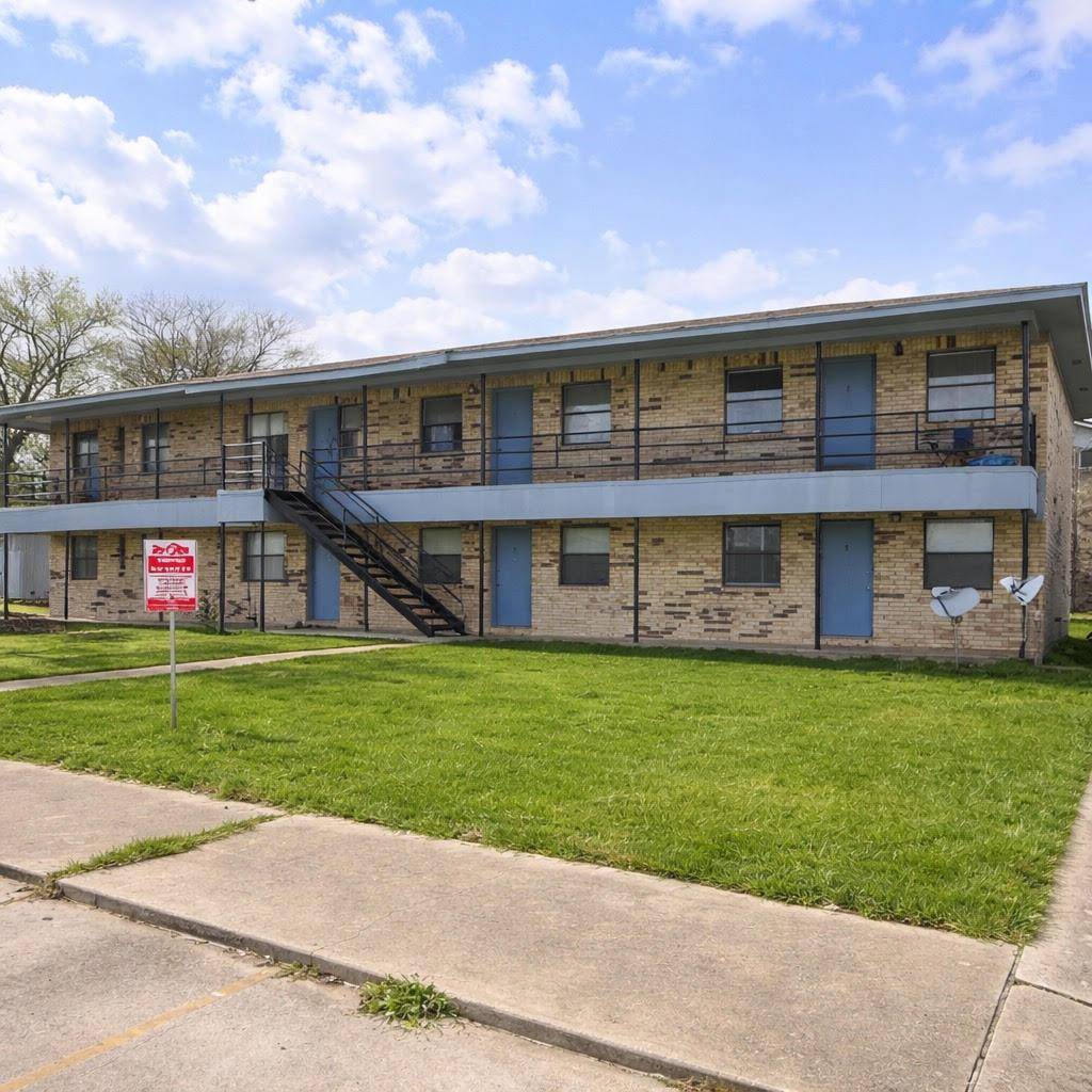 1706 W Cameron Ave, Rockdale, TX 76567