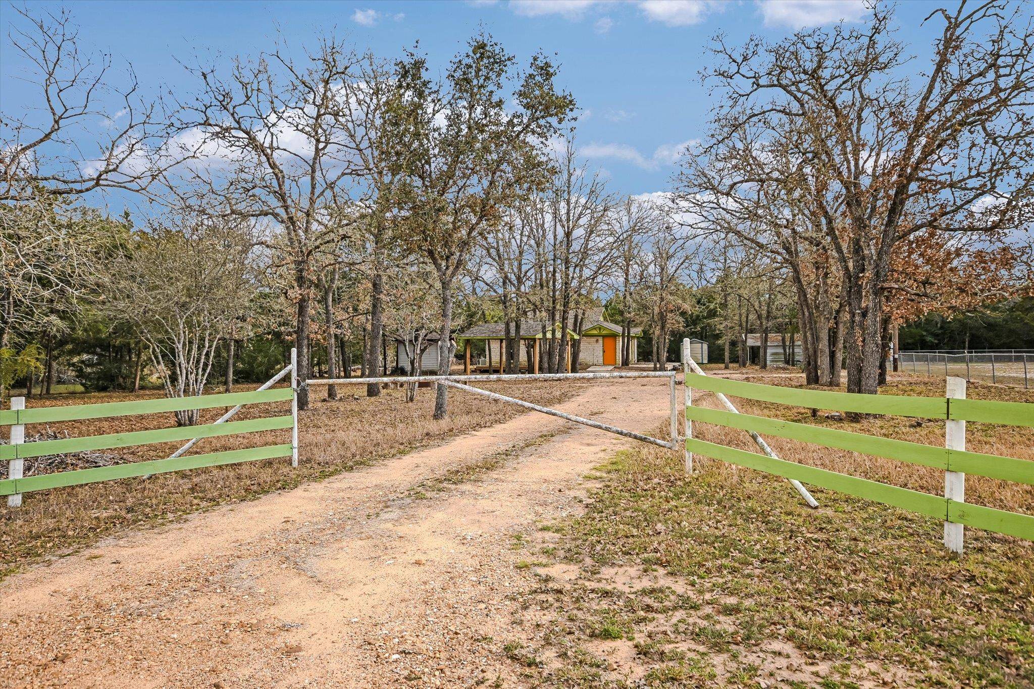 309 Stolle LN, Flatonia, TX 78941