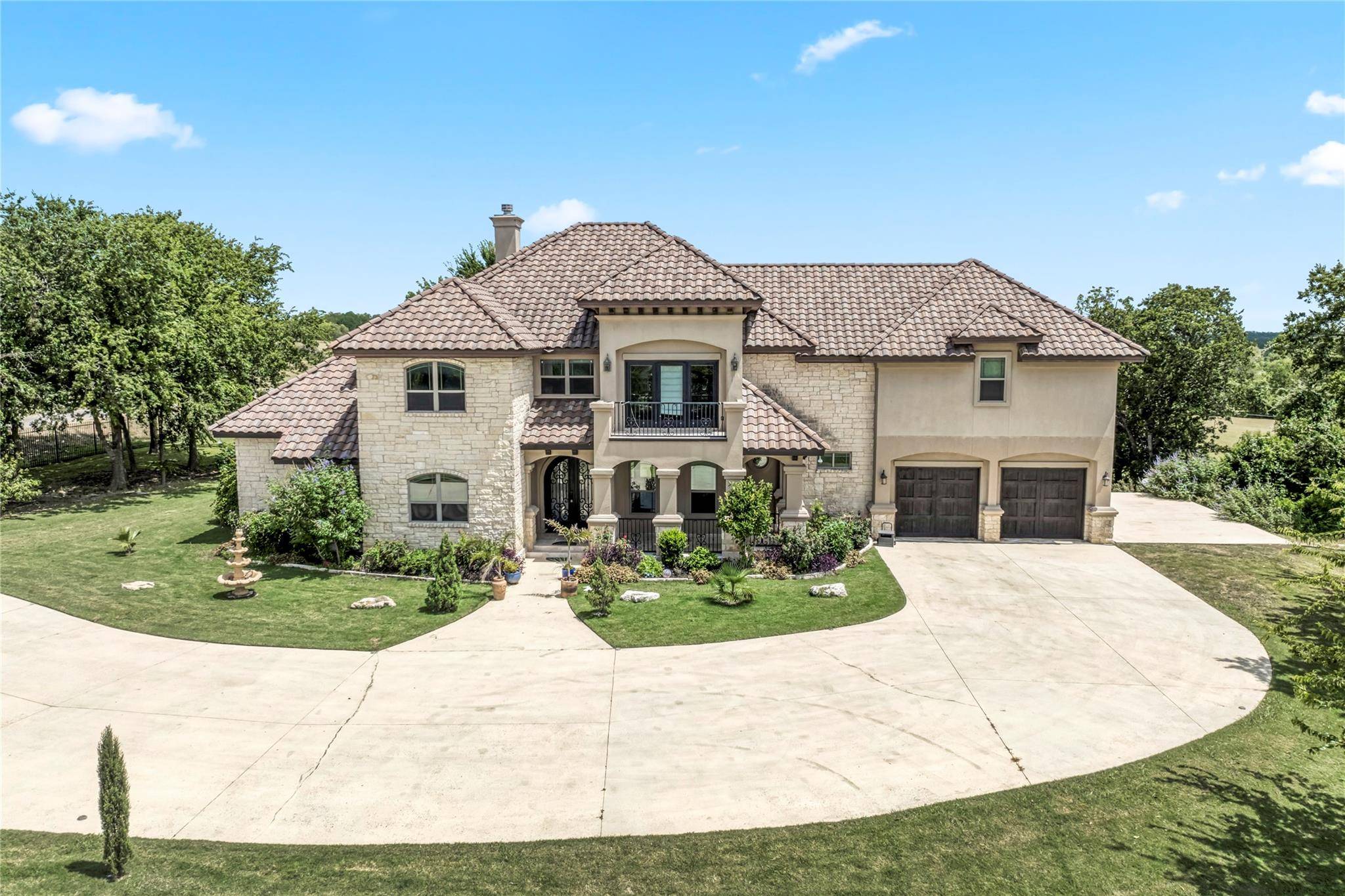 104 Spring Valley ST, Hutto, TX 78634