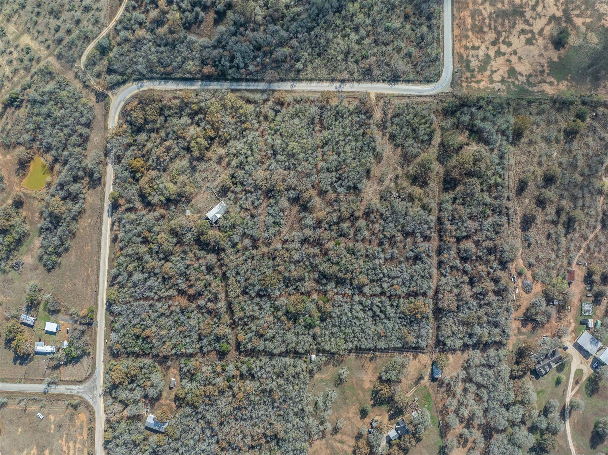 766 Bugtussle LN, Luling, TX 78648