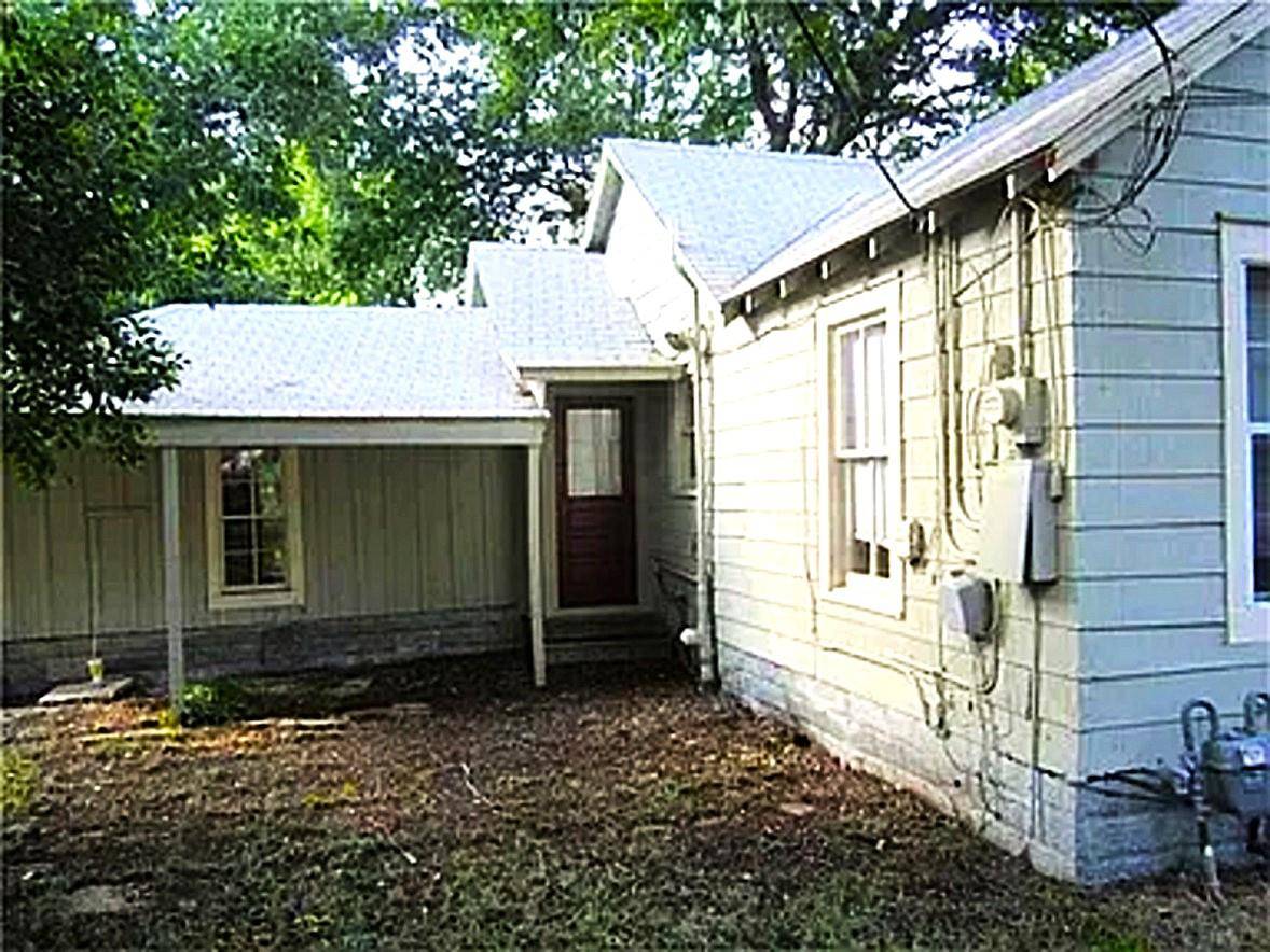 2105 North DR, Taylor, TX 76574