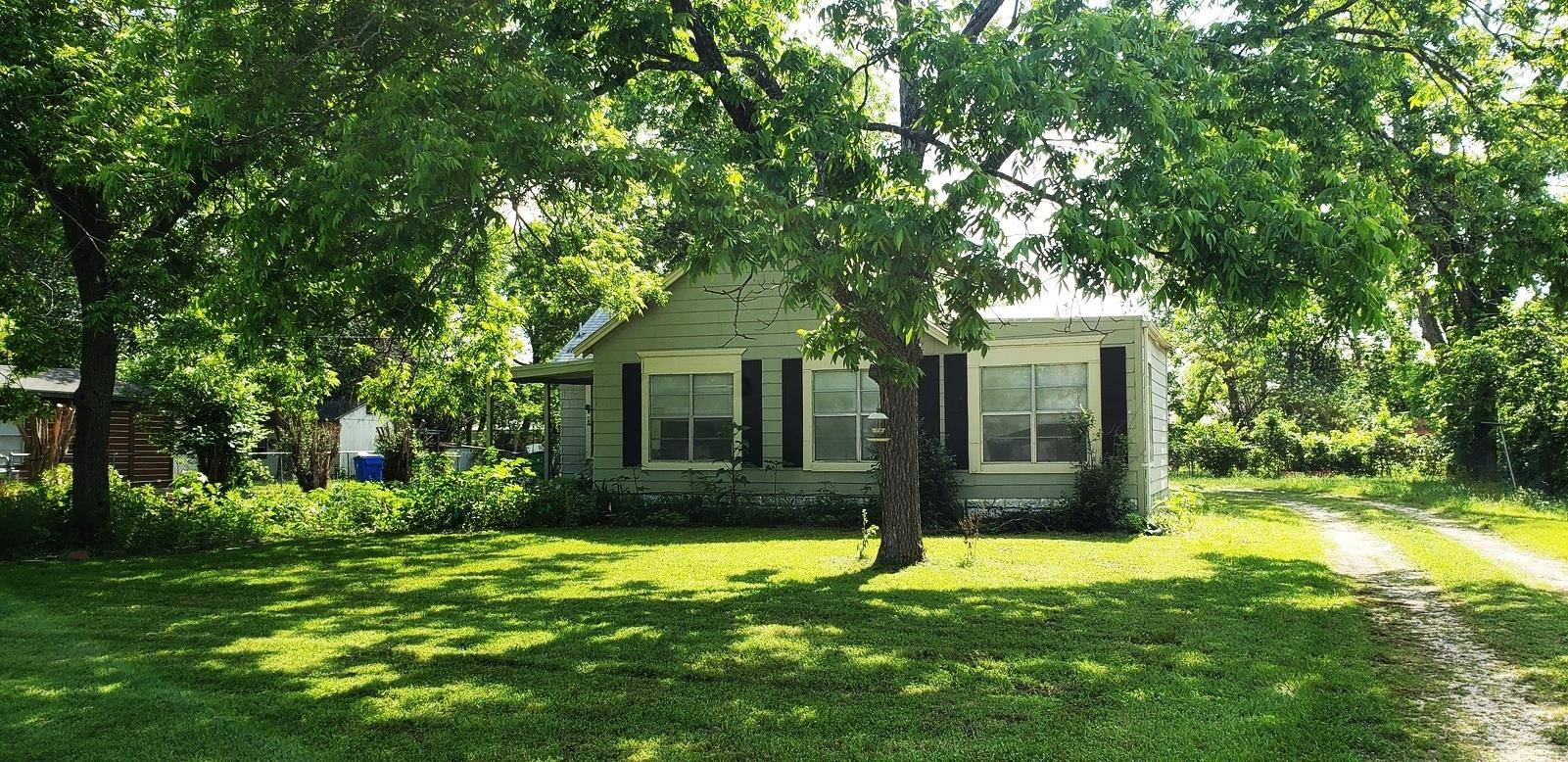 2105 North DR, Taylor, TX 76574