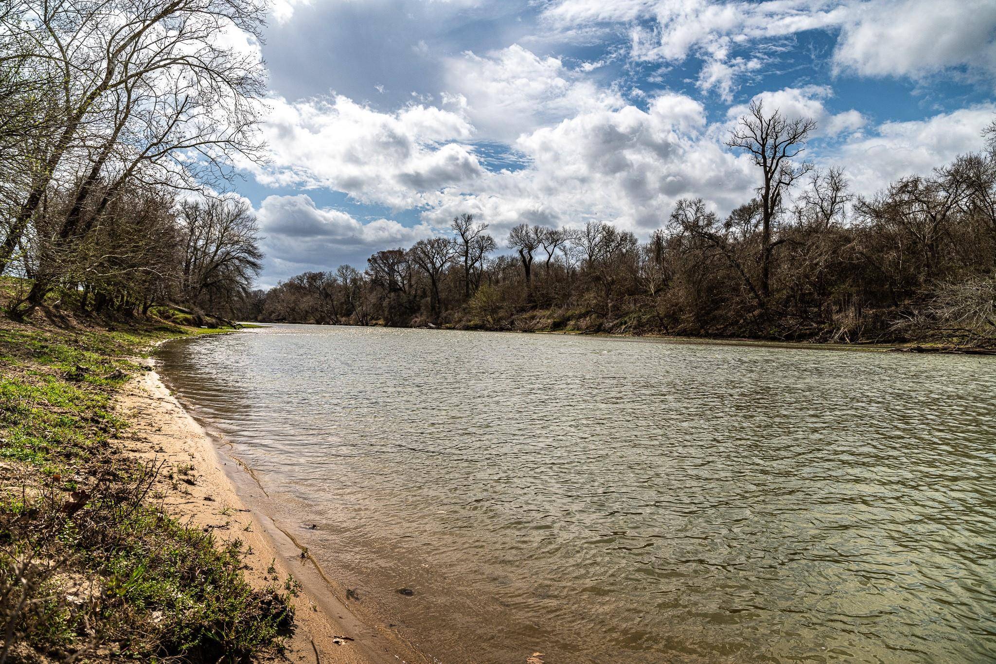 121 Mechelle ST, Smithville, TX 78957