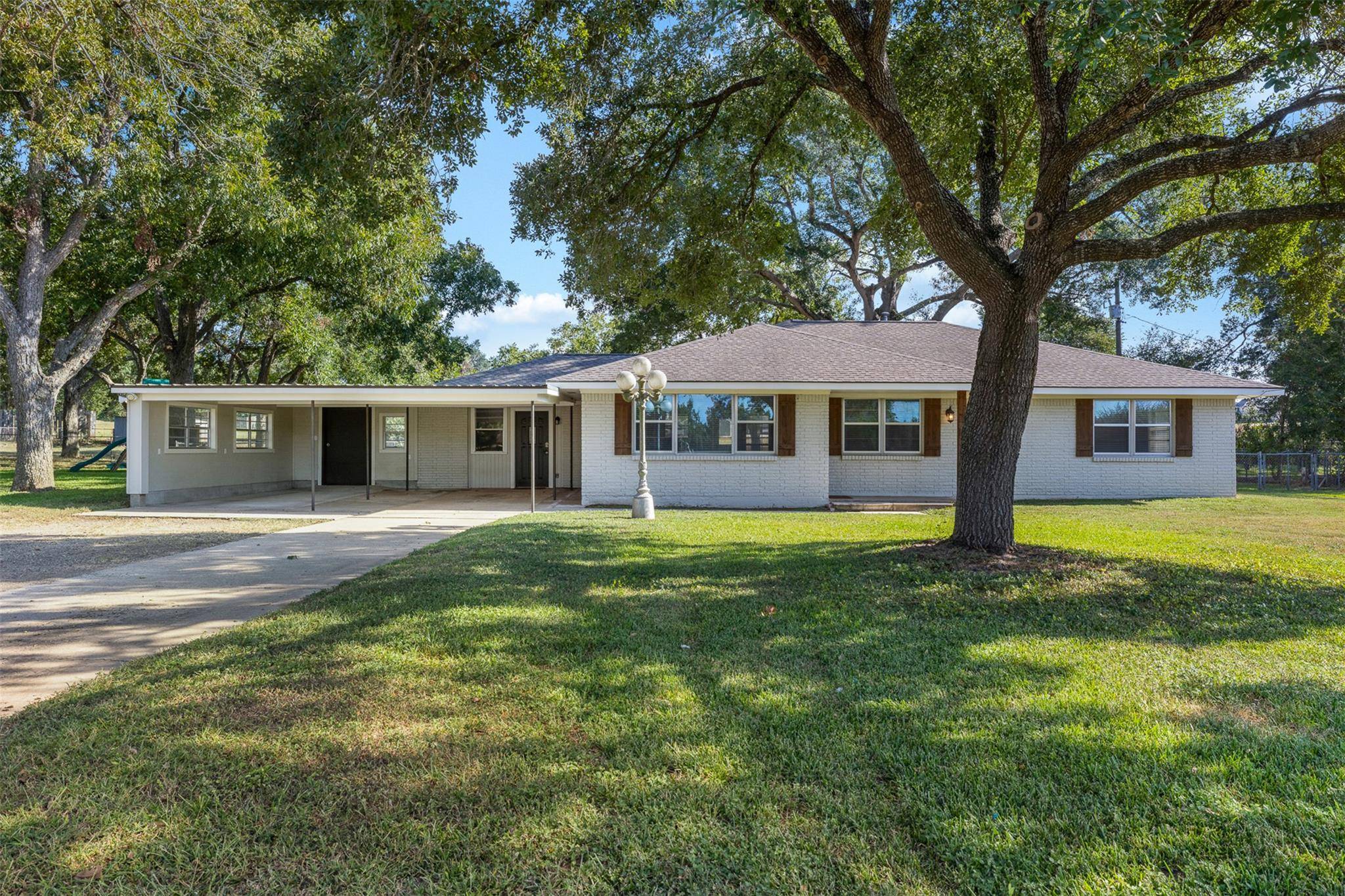 1906 Gun And Rod RD, Brenham, TX 77833