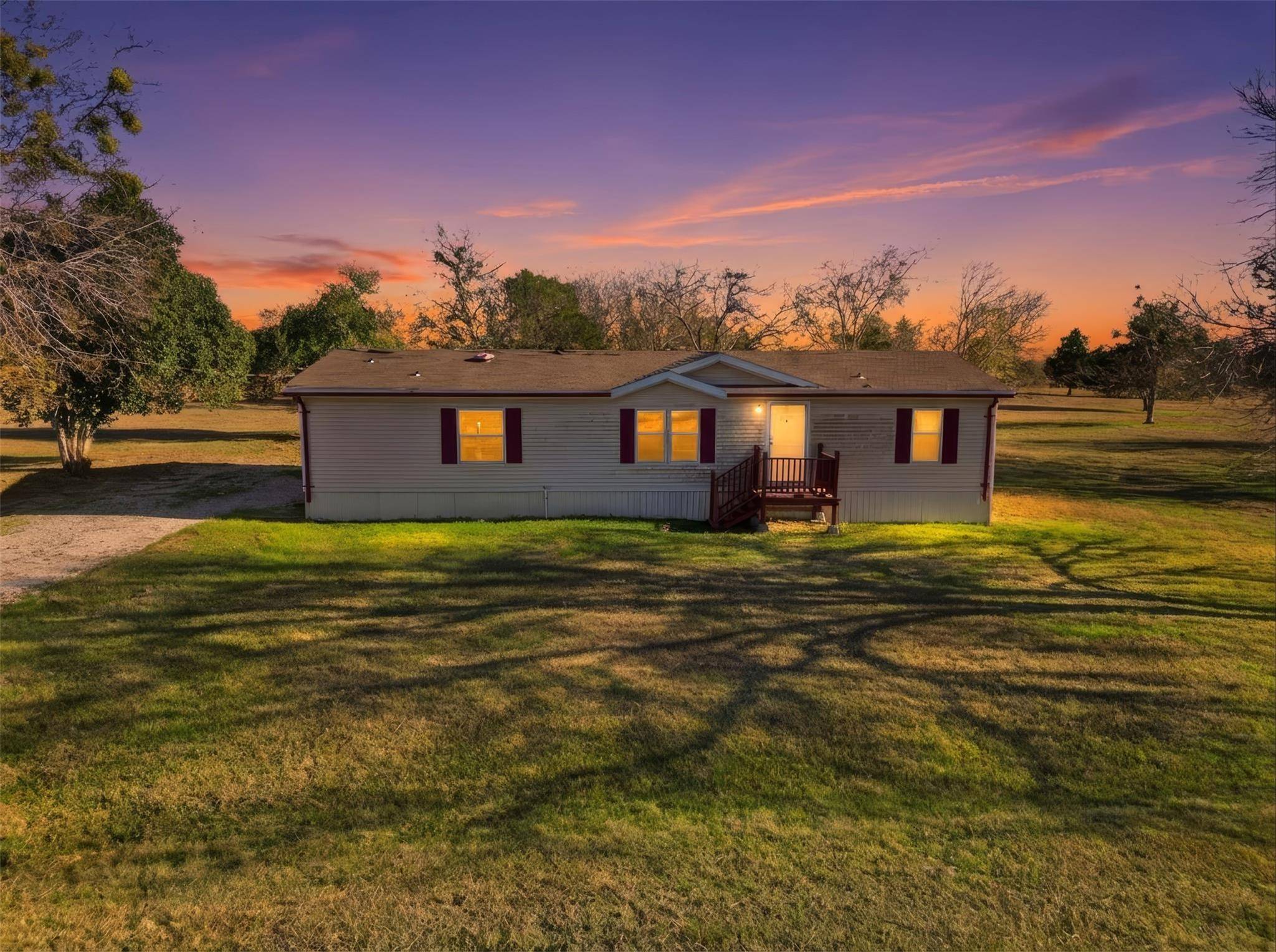 1123 Dunn ST, Yoakum, TX 77995