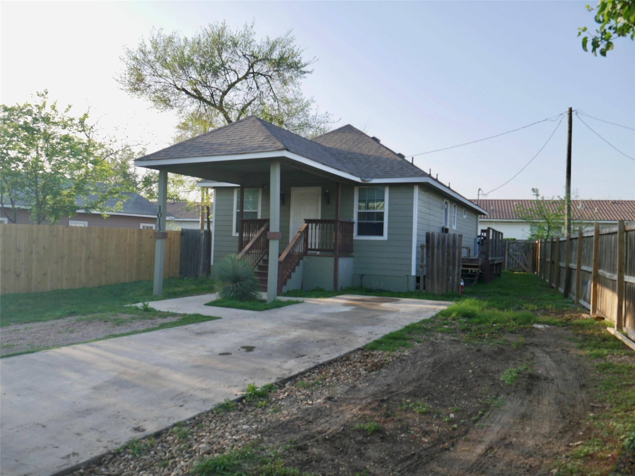 1013 Price ST, Taylor, TX 76574
