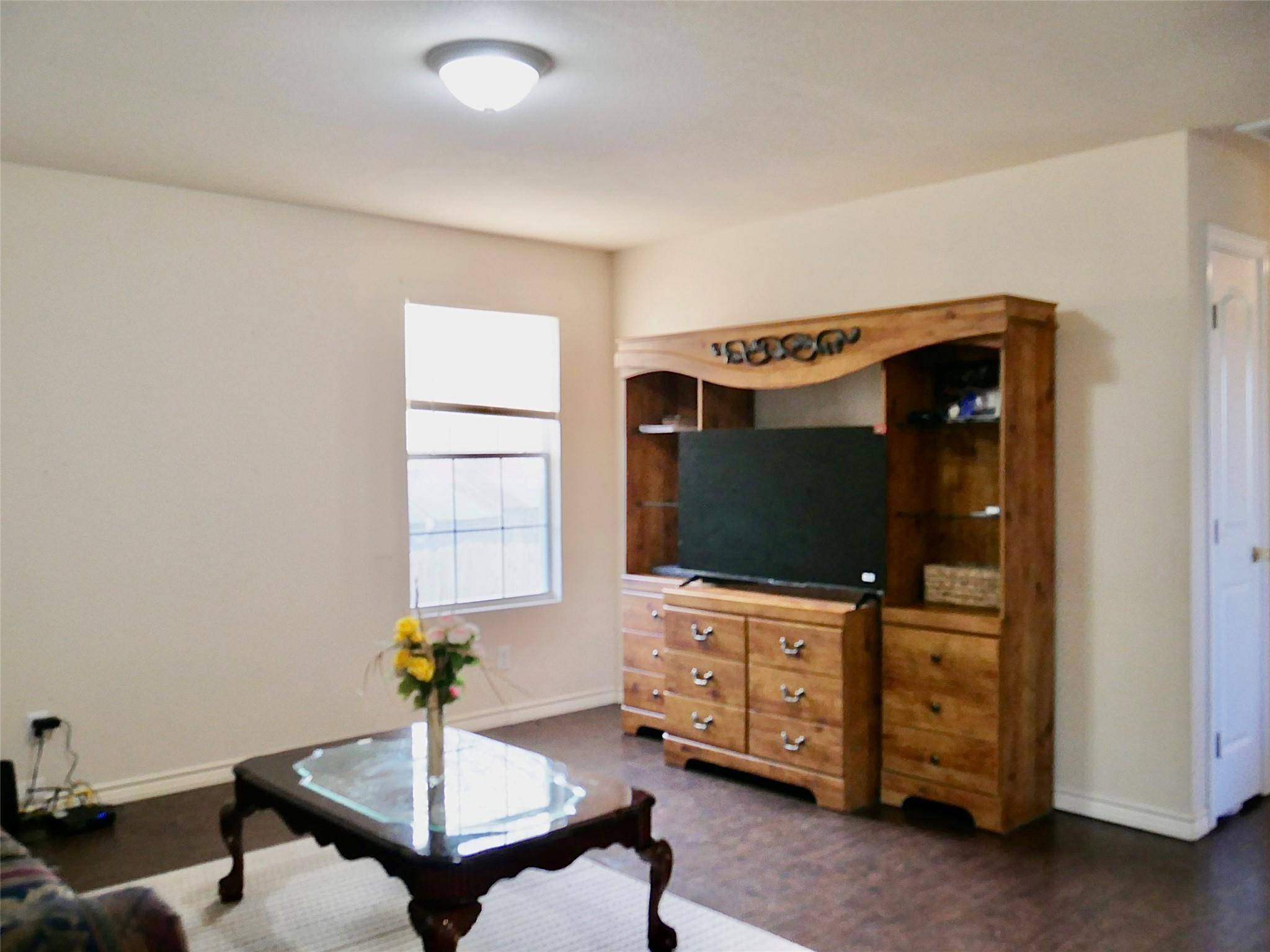 1013 Price ST, Taylor, TX 76574
