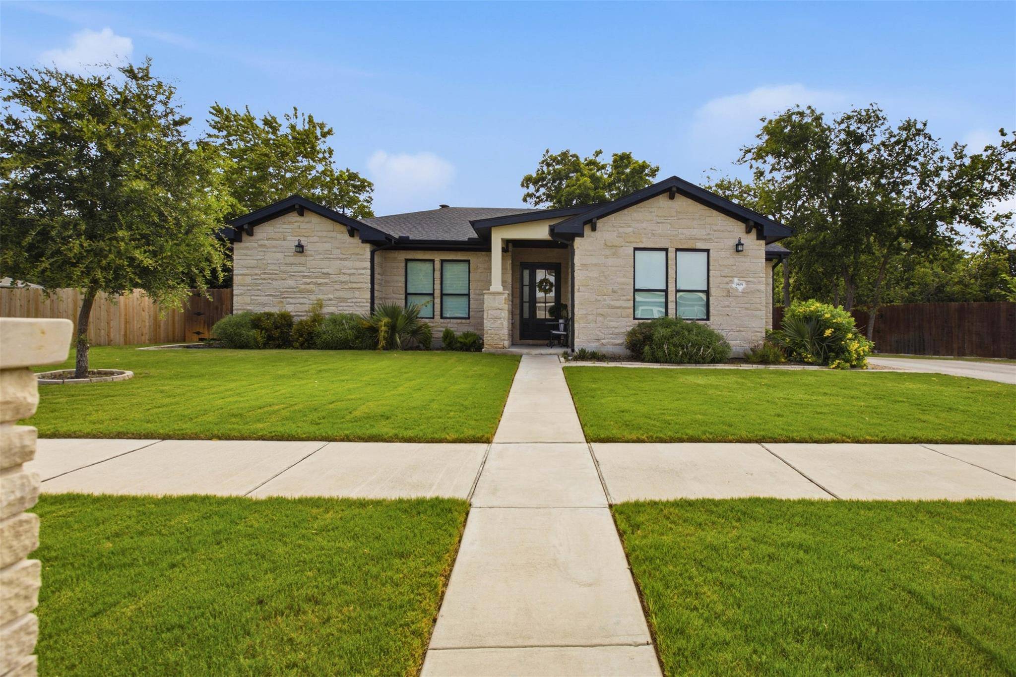 1905 S College ST, Georgetown, TX 78626