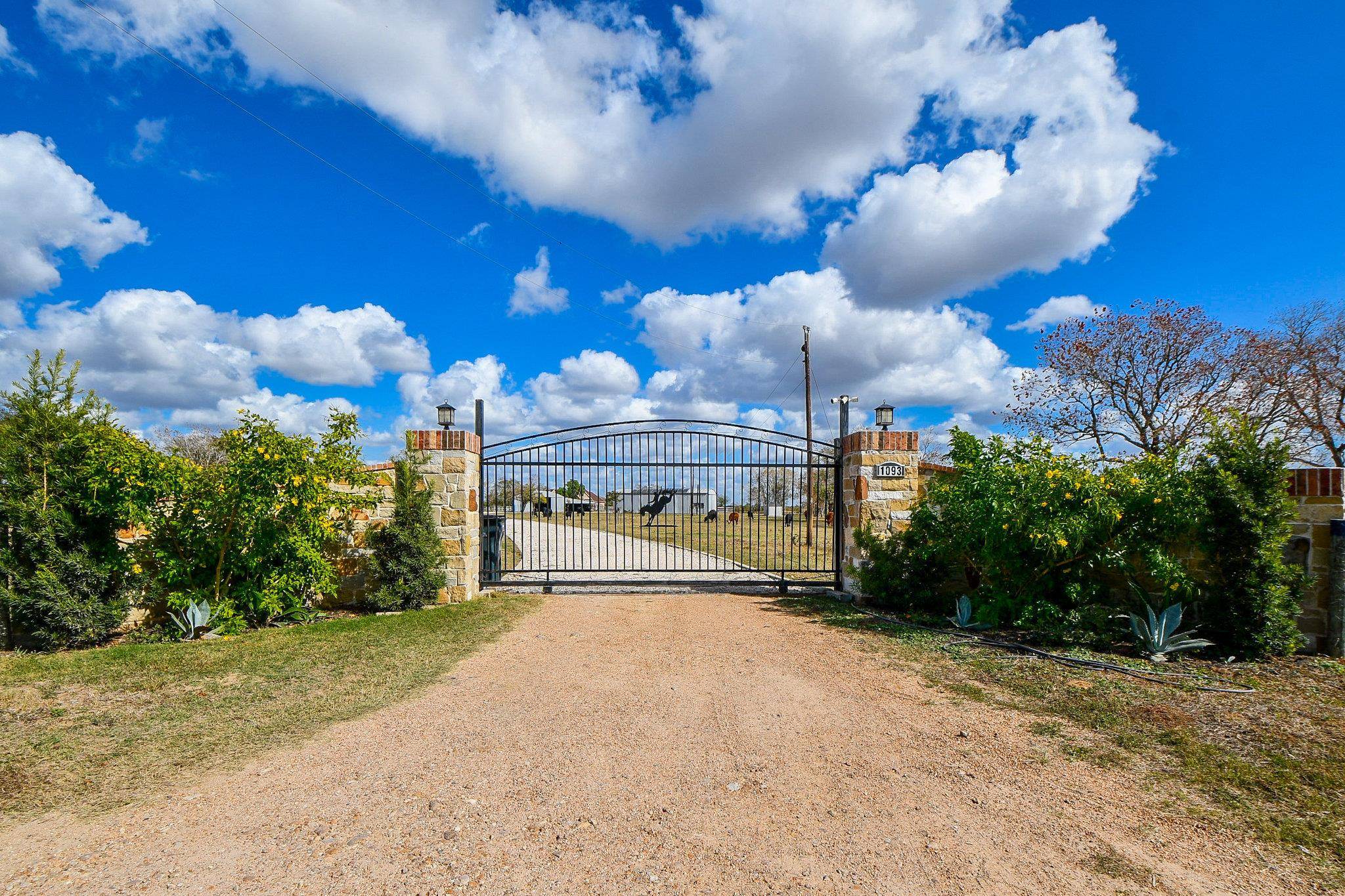 1093 Sunderman RD, Alleyton, TX 78935