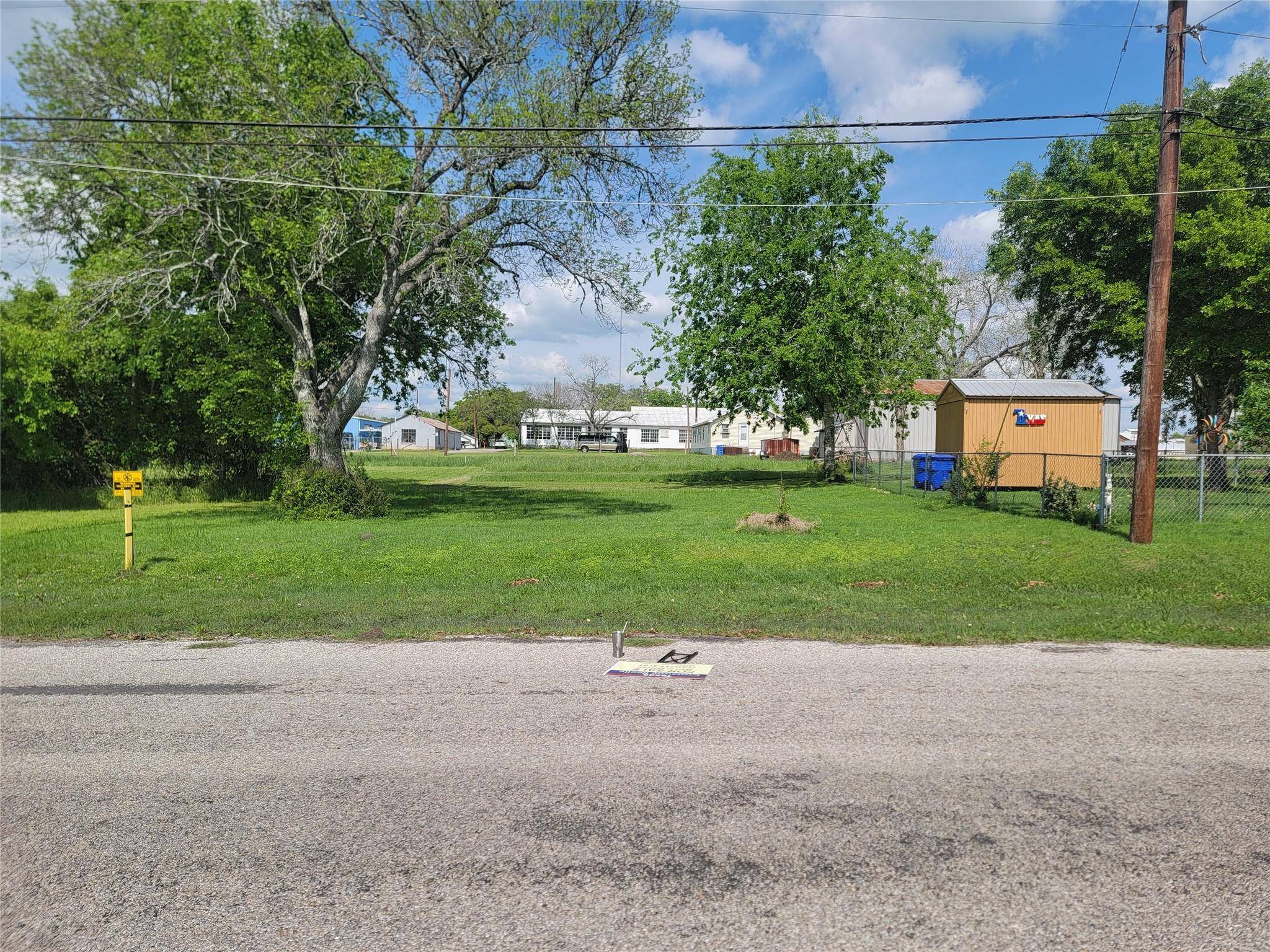 509 Migl, Yoakum, TX 77995
