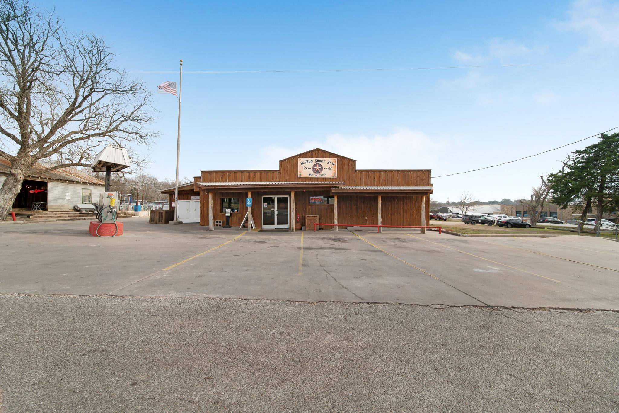 12390 FM 390 RD W, Burton, TX 77835