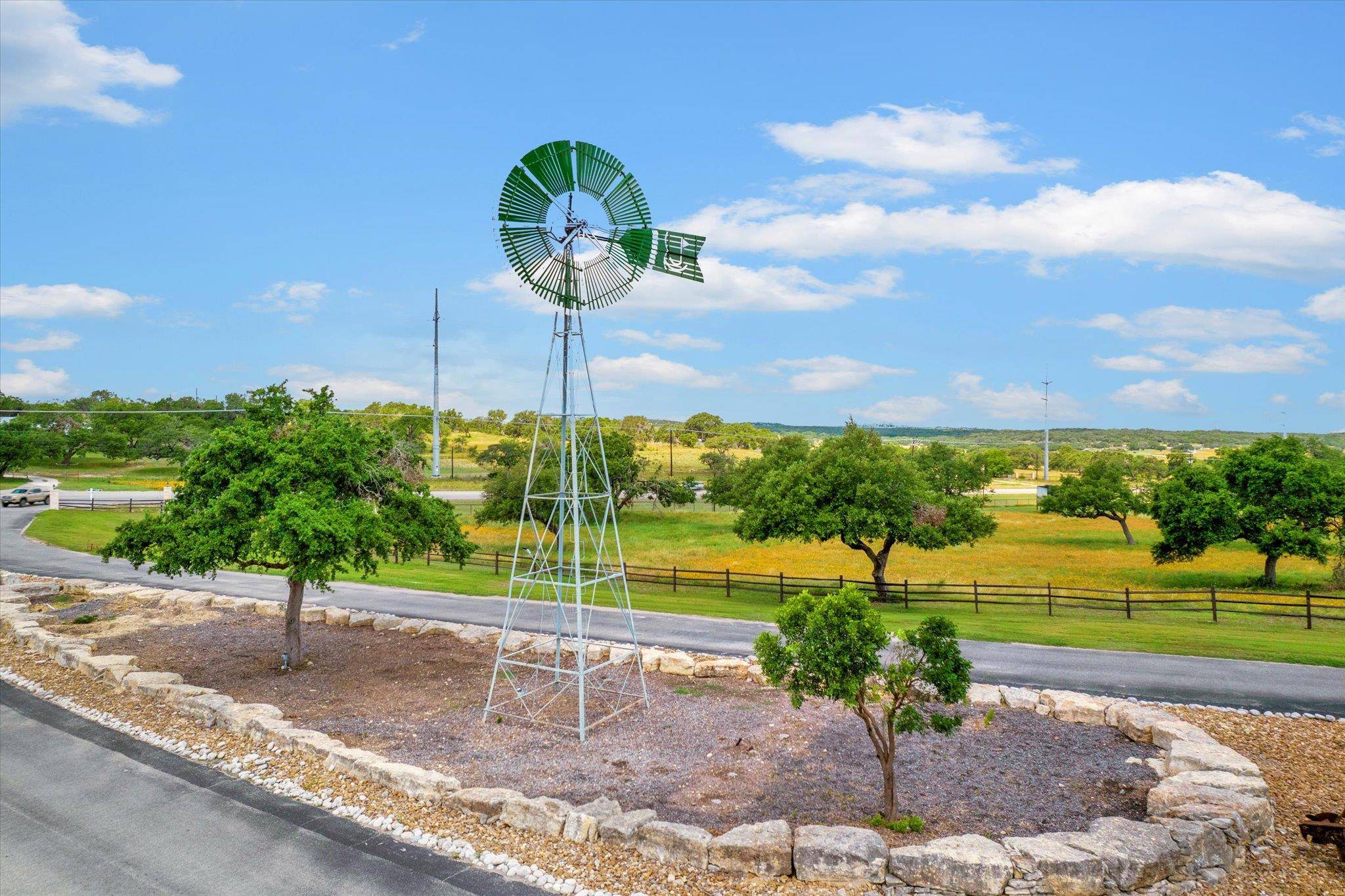 121 S JESSE STIFF DR, Blanco, TX 78606