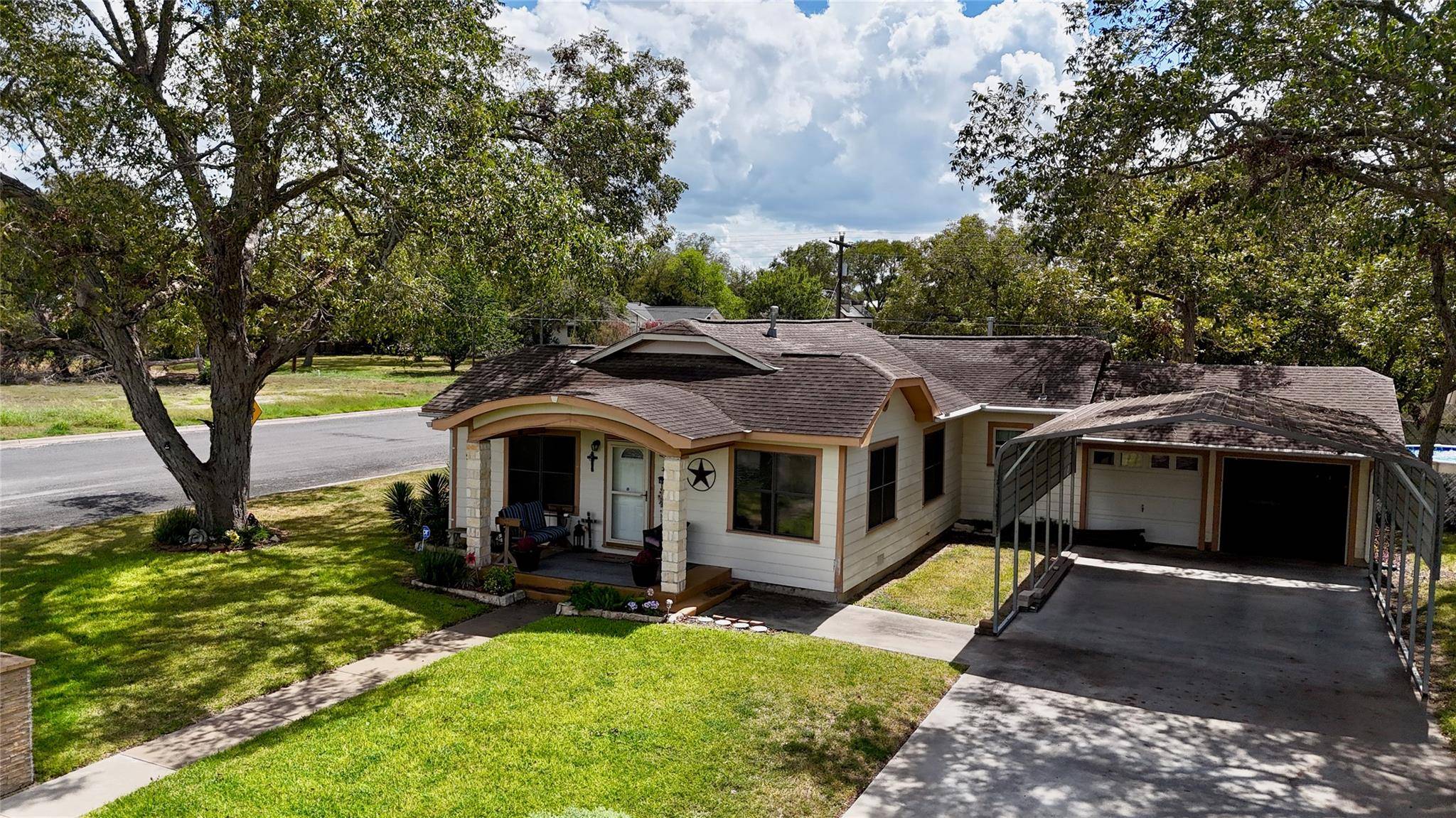 302 S Main ST, Schulenburg, TX 78956