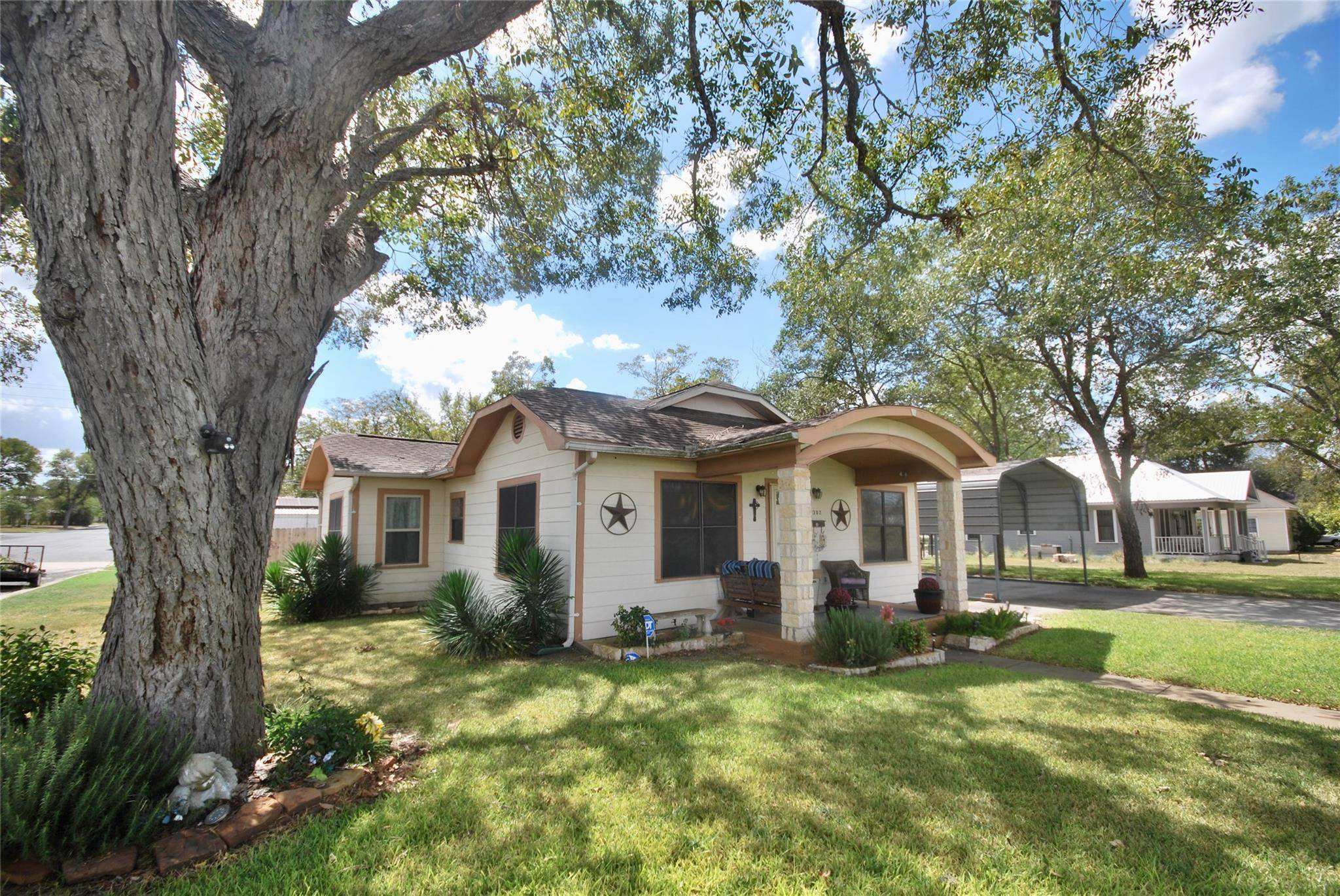 302 S Main ST, Schulenburg, TX 78956