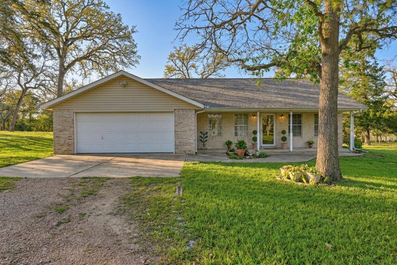 319 Shady Acres LN, Brenham, TX 77833