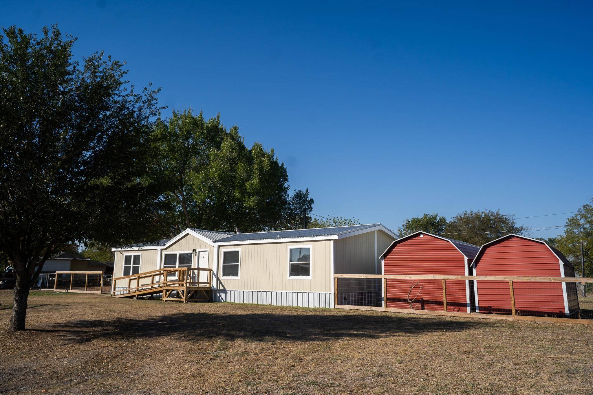 404 S Mill ST, Flatonia, TX 78941