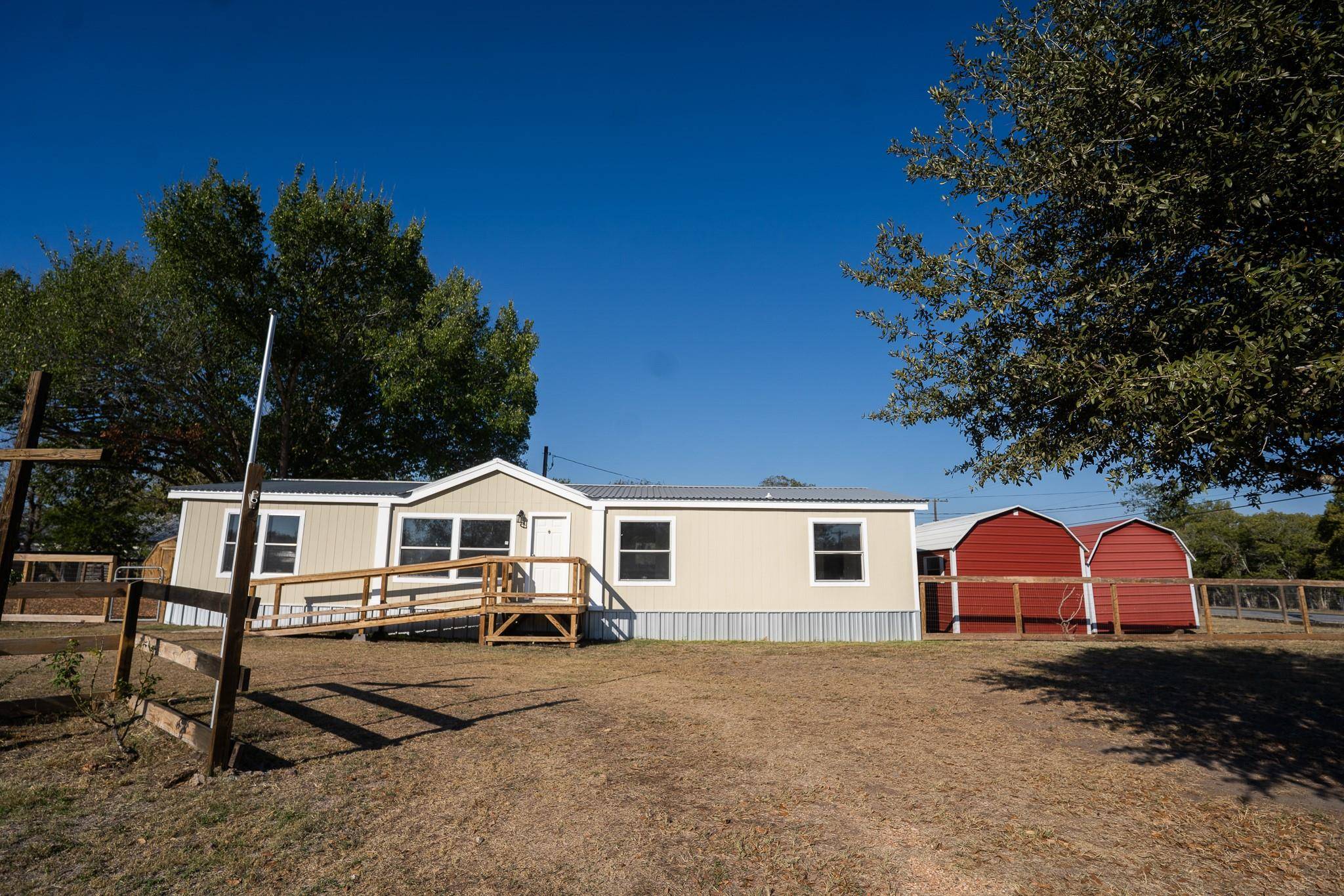 404 S Mill ST, Flatonia, TX 78941