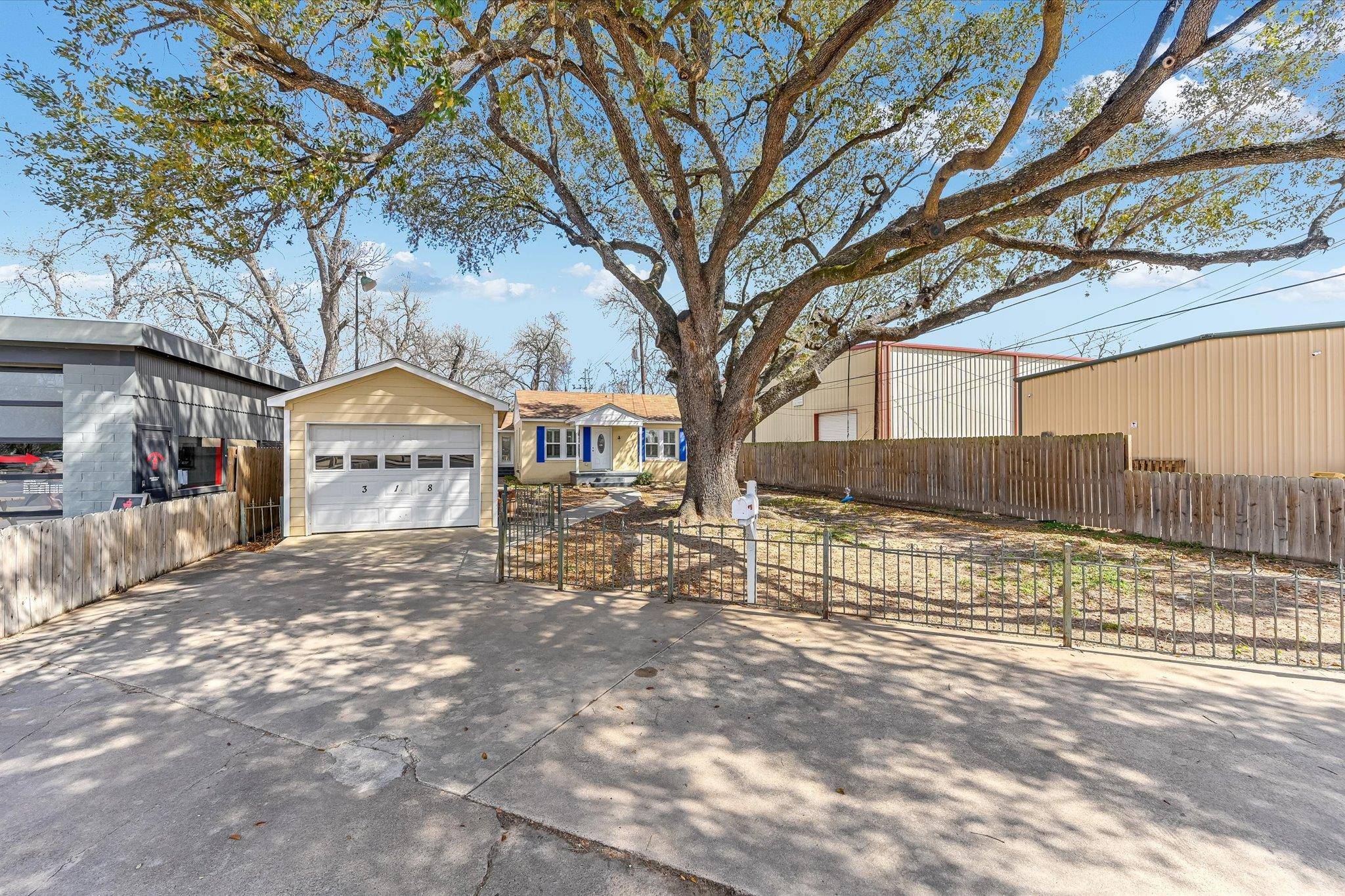 318 NW Loop 230 HWY, Smithville, TX 78957