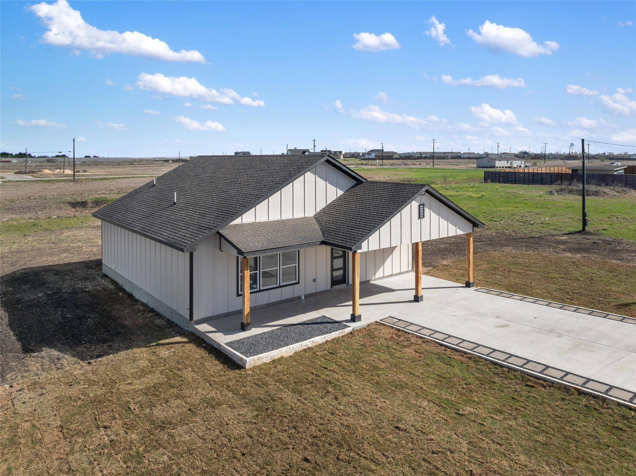 195 Bianca CIR, Del Valle, TX 78617