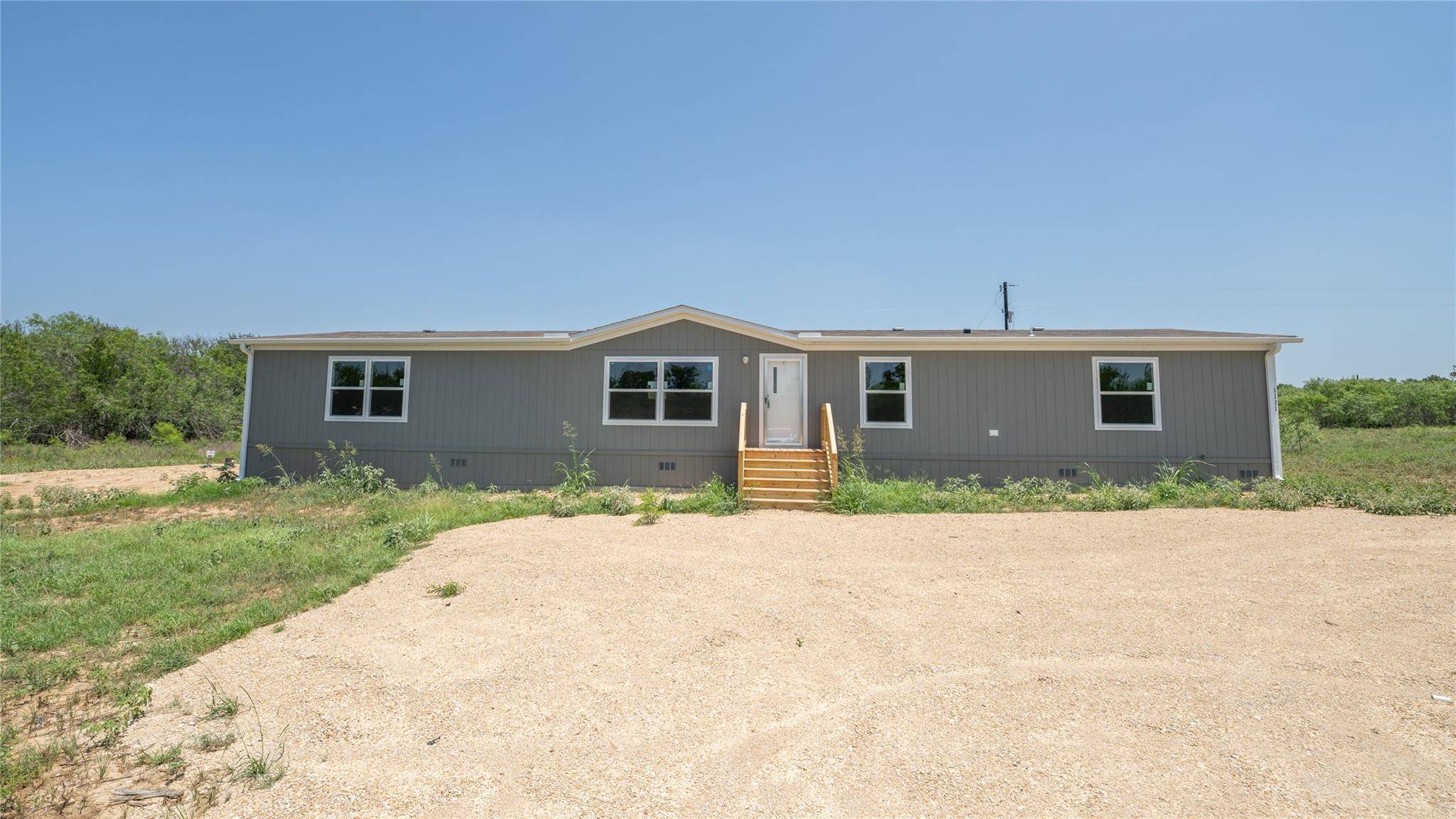 1121 Callihan RD, Luling, TX 78648