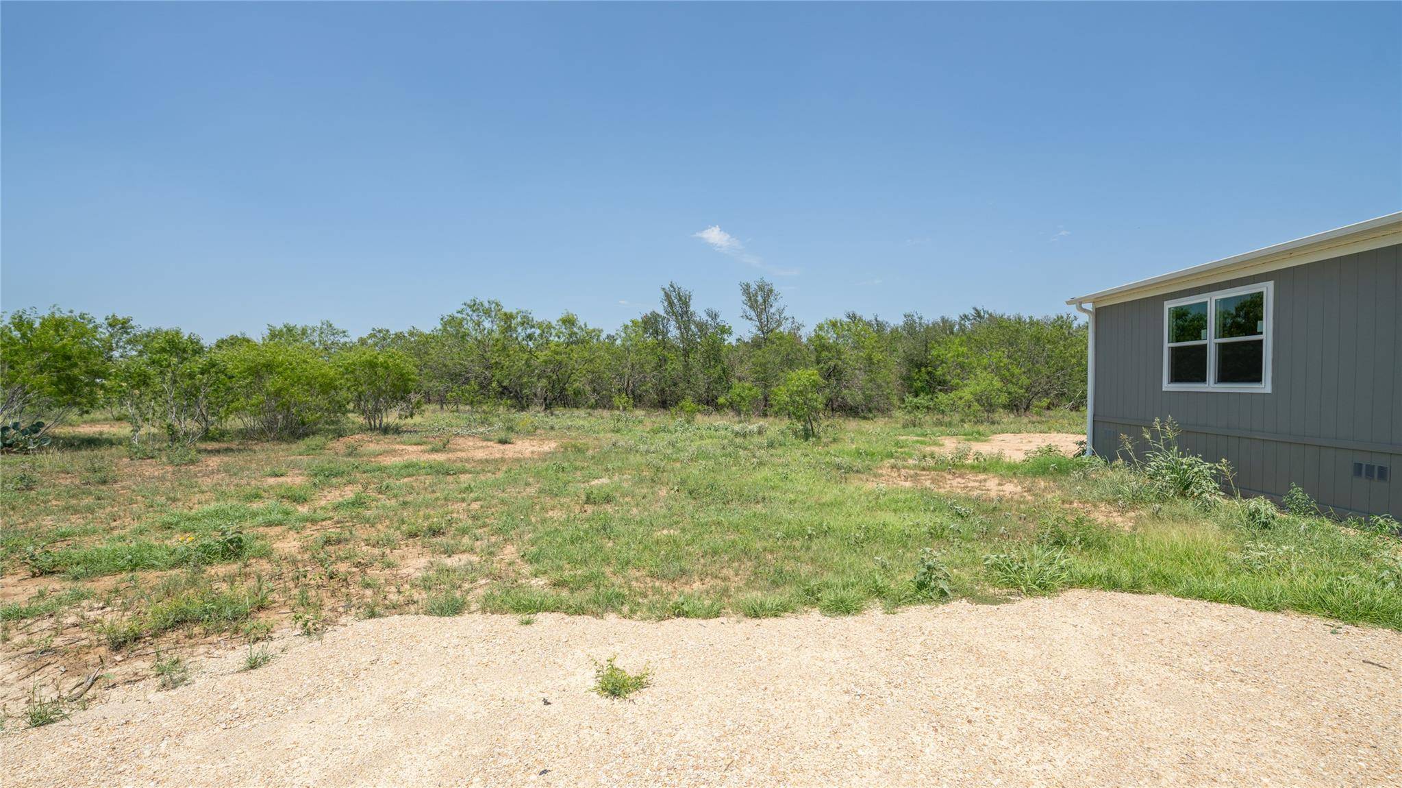 1121 Callihan RD, Luling, TX 78648